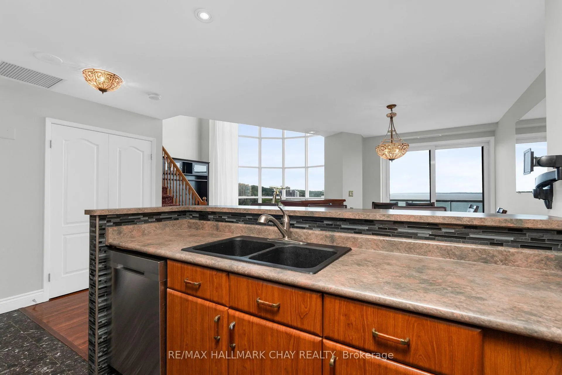 Photo 14 of Unit 910, 2 Toronto Street, Barrie, City Centre — HOMEH