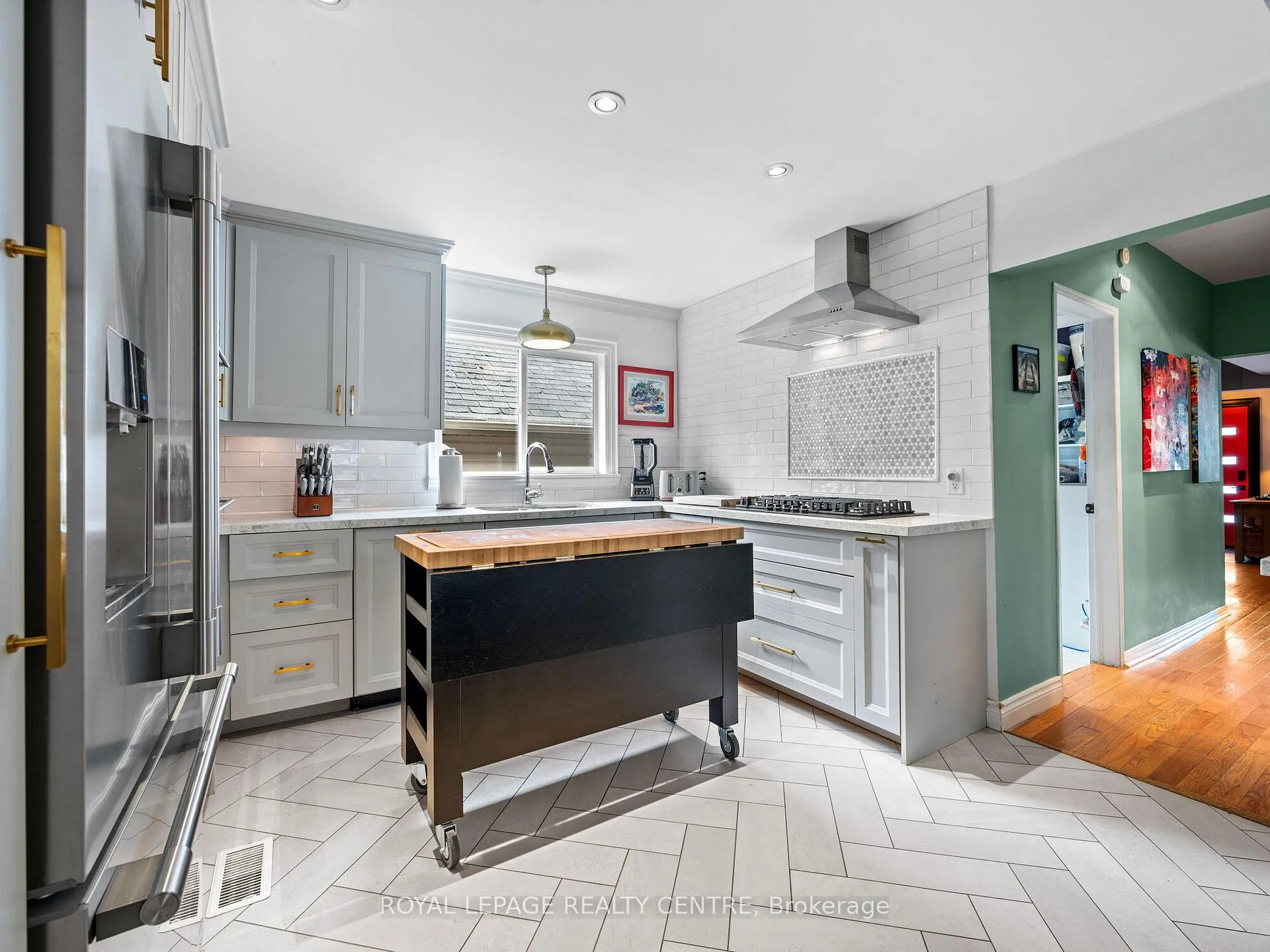 Photo 10 of 102 Twenty Third Street, Etobicoke, Long Branch — HOMEH