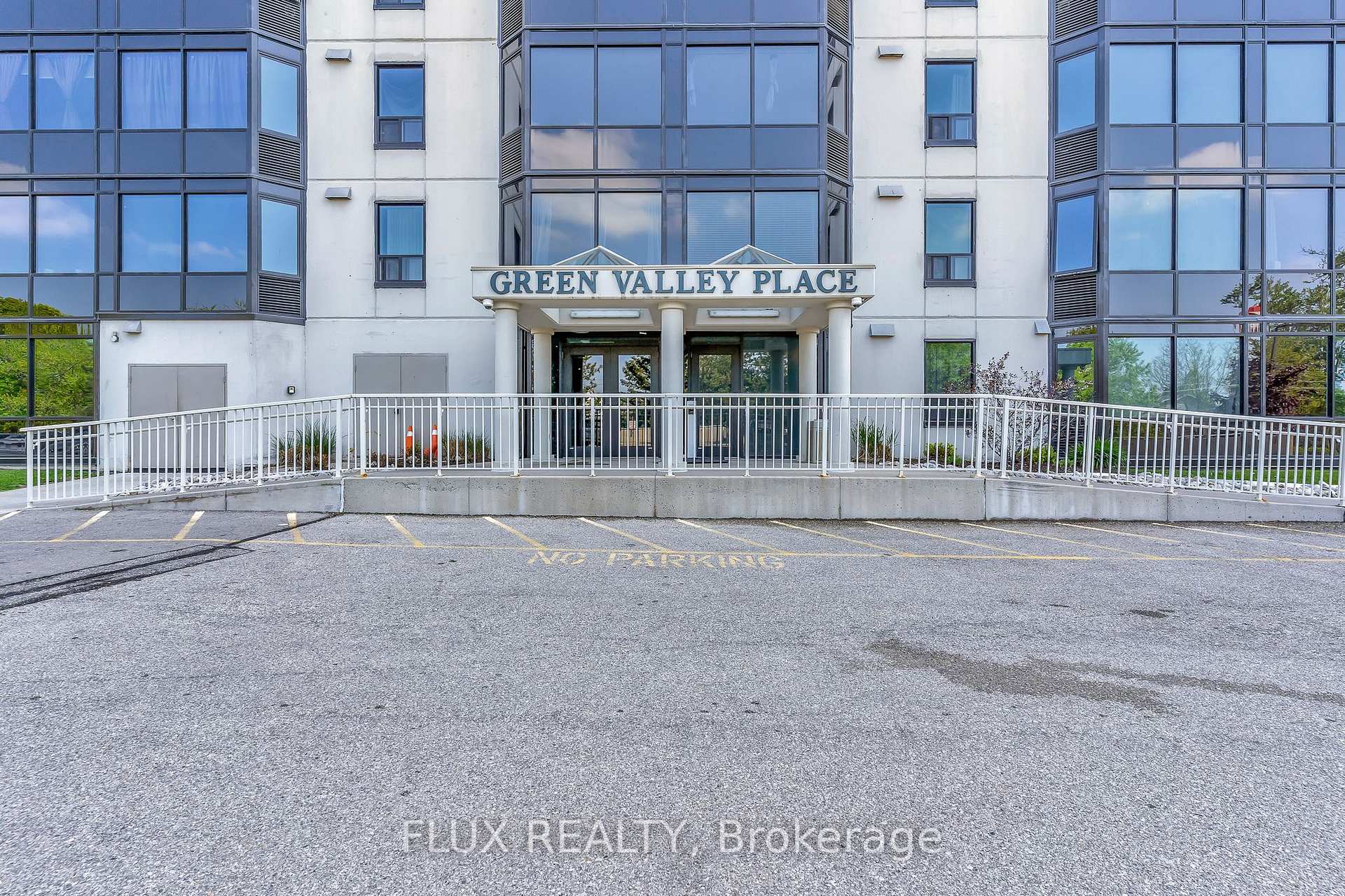 Photo 4 of Unit 902, 35 Green Valley Drive, Kitchener — HOMEH