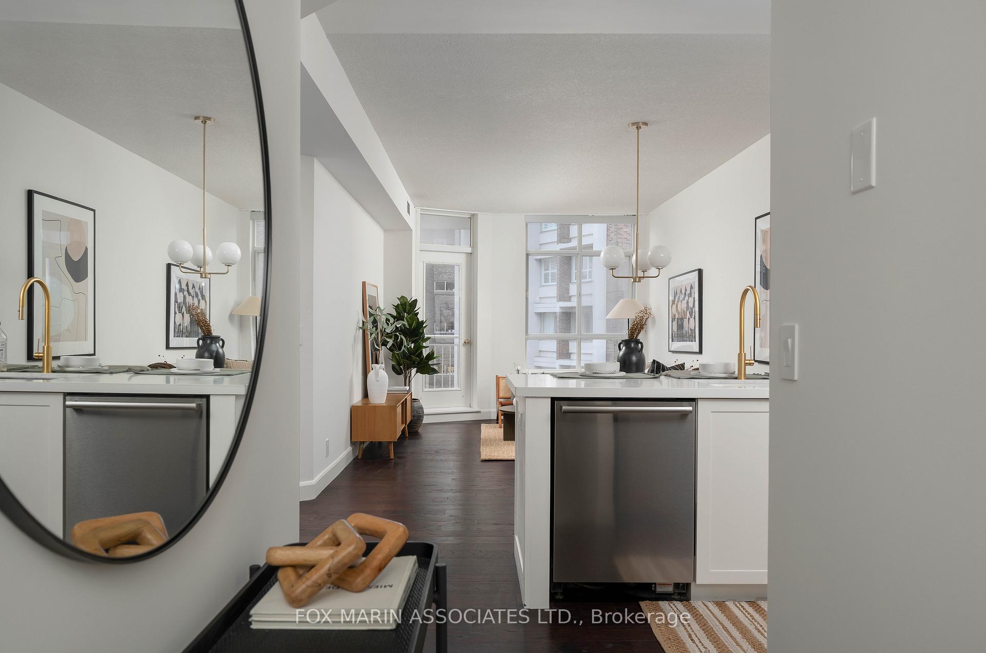 Photo 8 of Unit 701, 1 Deer Park Crescent, Toronto, Yonge-St. Clair — HOMEH