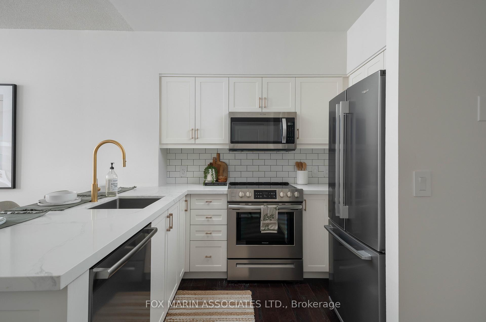 Photo 10 of Unit 701, 1 Deer Park Crescent, Toronto, Yonge-St. Clair — HOMEH