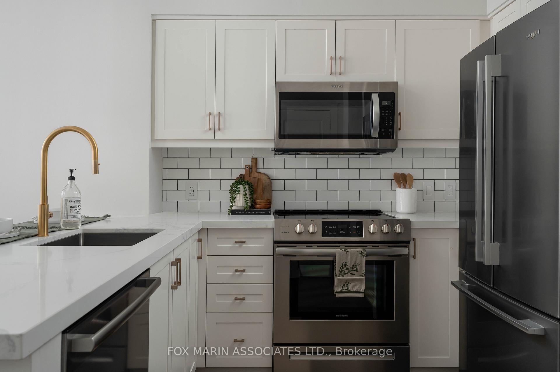 Photo 11 of Unit 701, 1 Deer Park Crescent, Toronto, Yonge-St. Clair — HOMEH