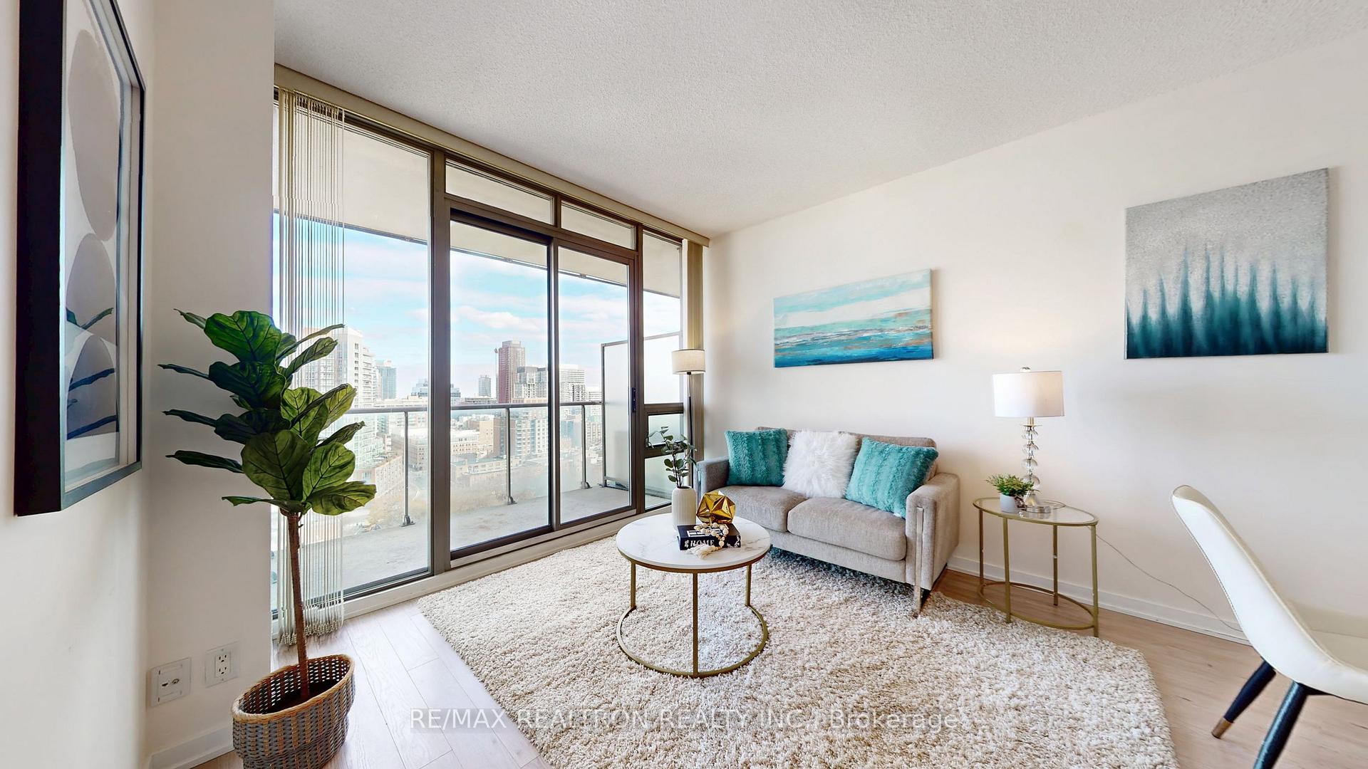 Front of Unit 1807, 33 Lombard Street