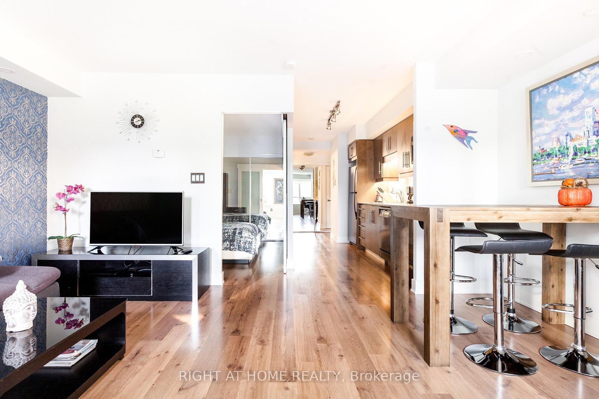 Photo 3 of Unit 319, 20 Blue Jays Way, Toronto, Waterfront Communities — HOMEH