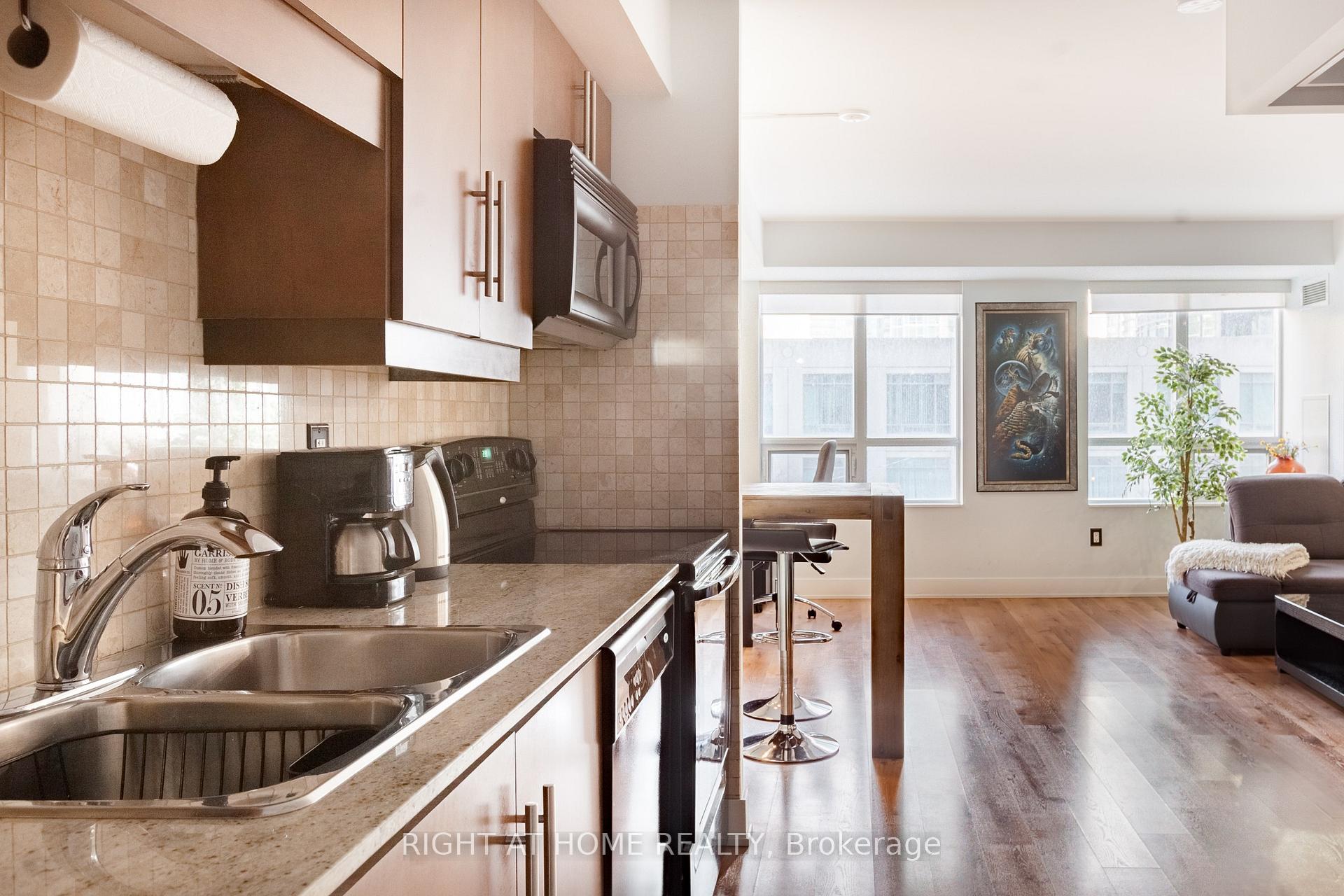 Photo 4 of Unit 319, 20 Blue Jays Way, Toronto, Waterfront Communities — HOMEH