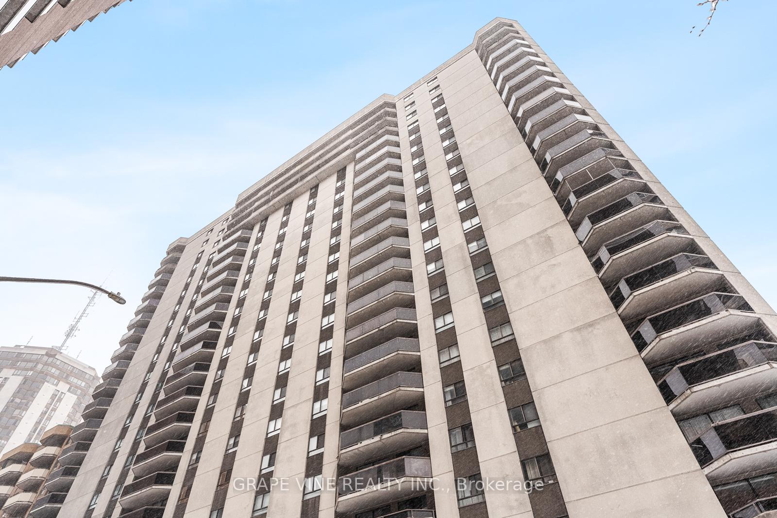 Front of Unit 907, 470 Laurier Avenue W