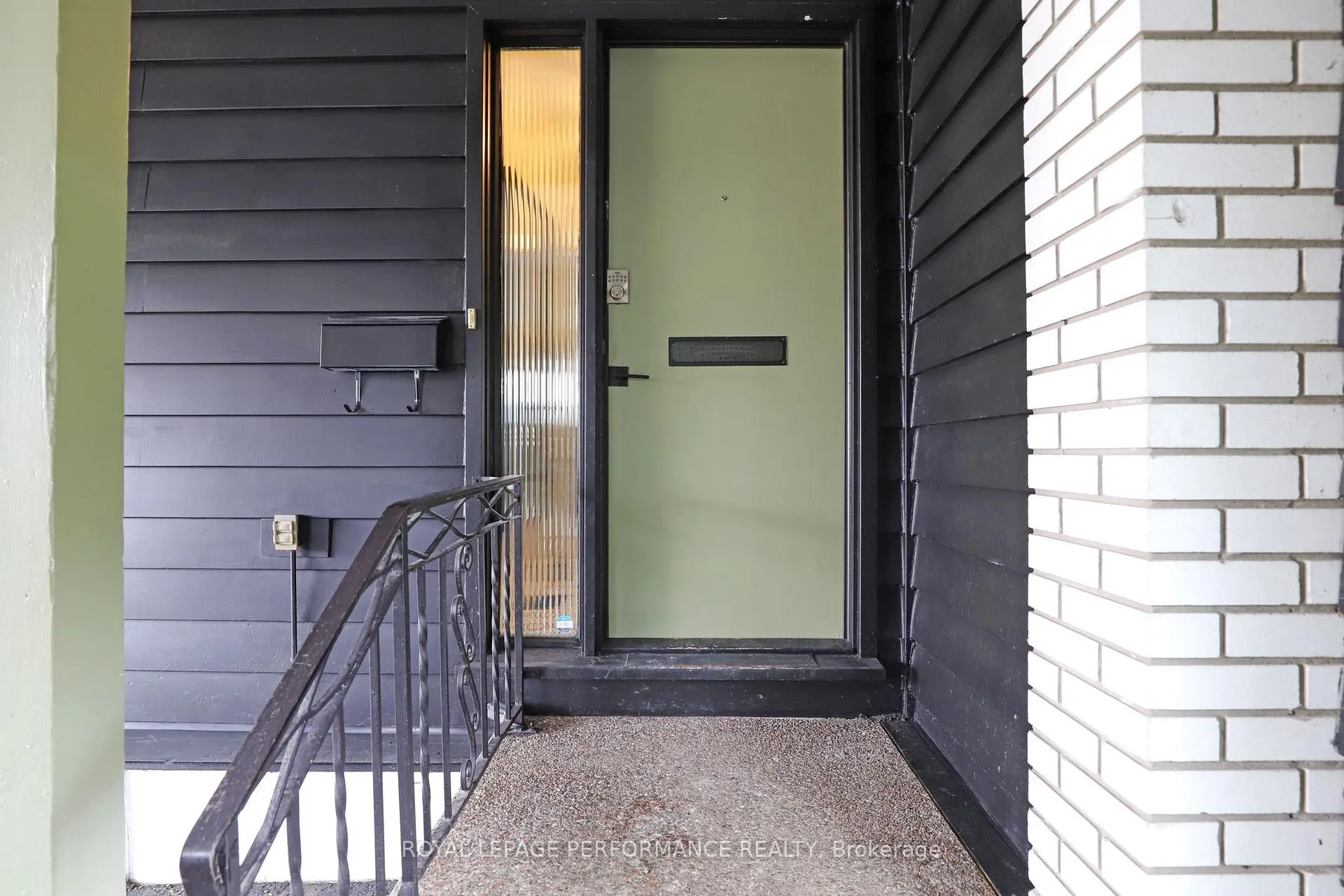 Photo 8 of 2320 Nerta Street, Ottawa, Hawthorne Meadows — HOMEH