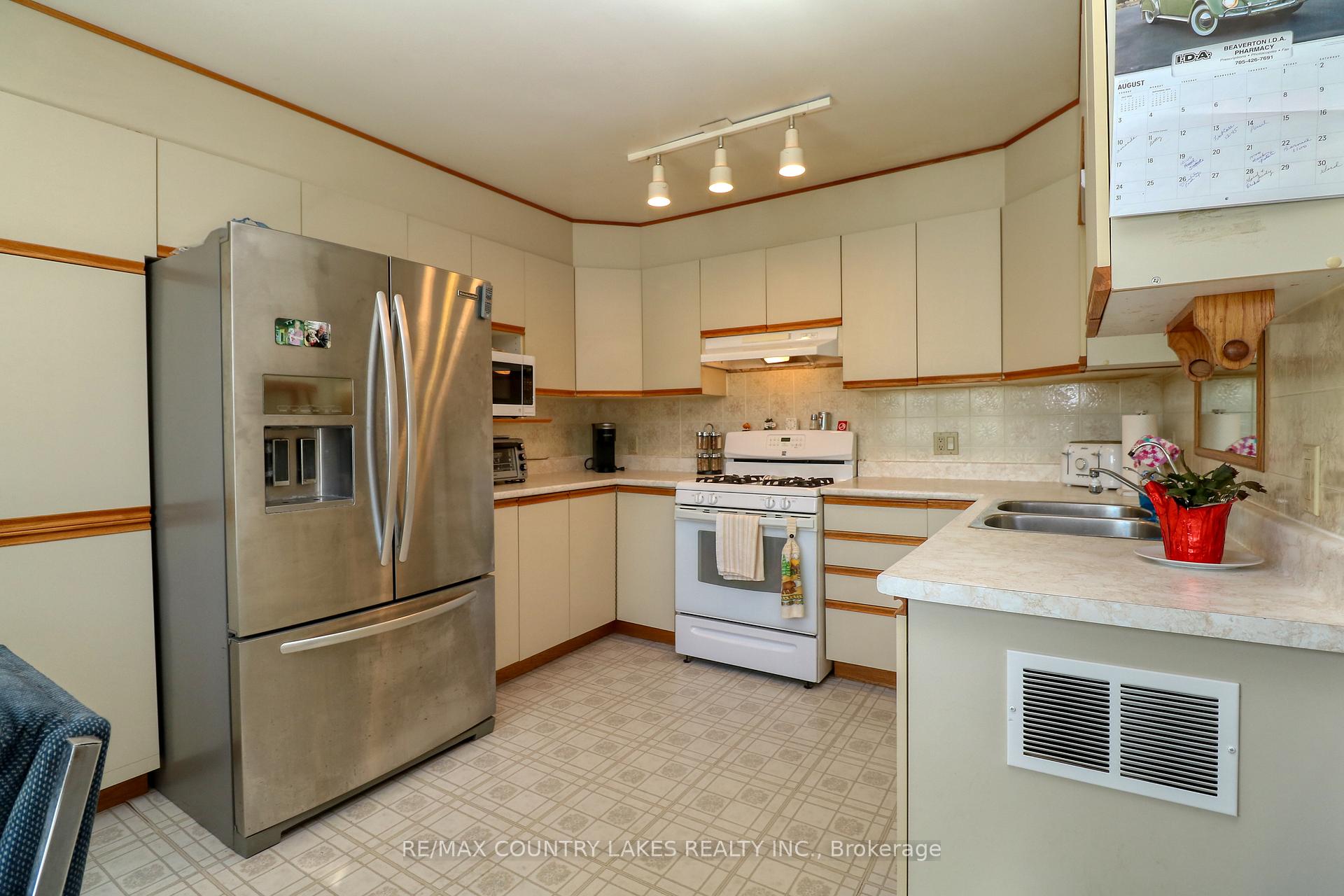 Photo 11 of 122 Victoria Avenue, Brock, Beaverton — HOMEH