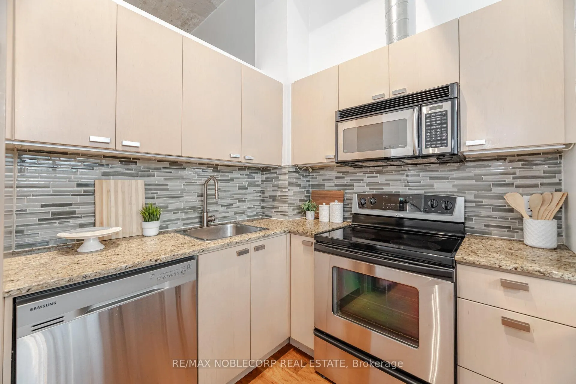 Photo 8 of Unit 228, 637 Lake Shore Boulevard W, Toronto, Niagara — HOMEH