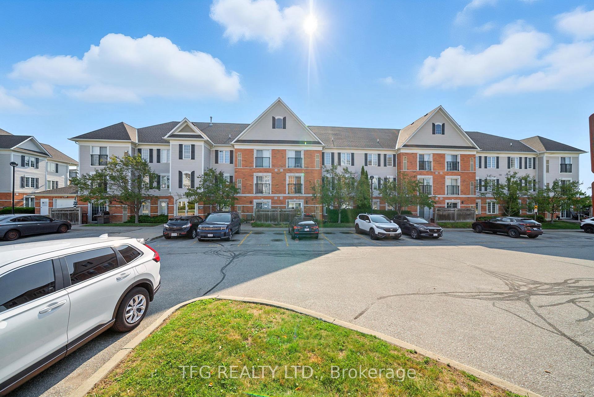 Photo 4 of Unit 211, 106 Aspen Springs Drive, Clarington, Bowmanville — HOMEH