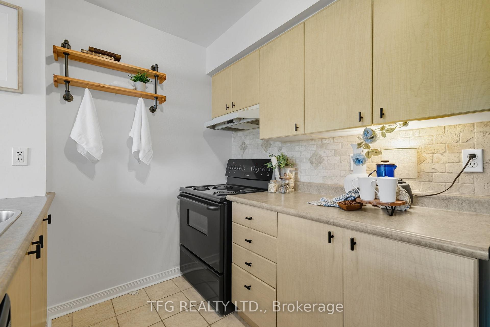 Photo 7 of Unit 211, 106 Aspen Springs Drive, Clarington, Bowmanville — HOMEH