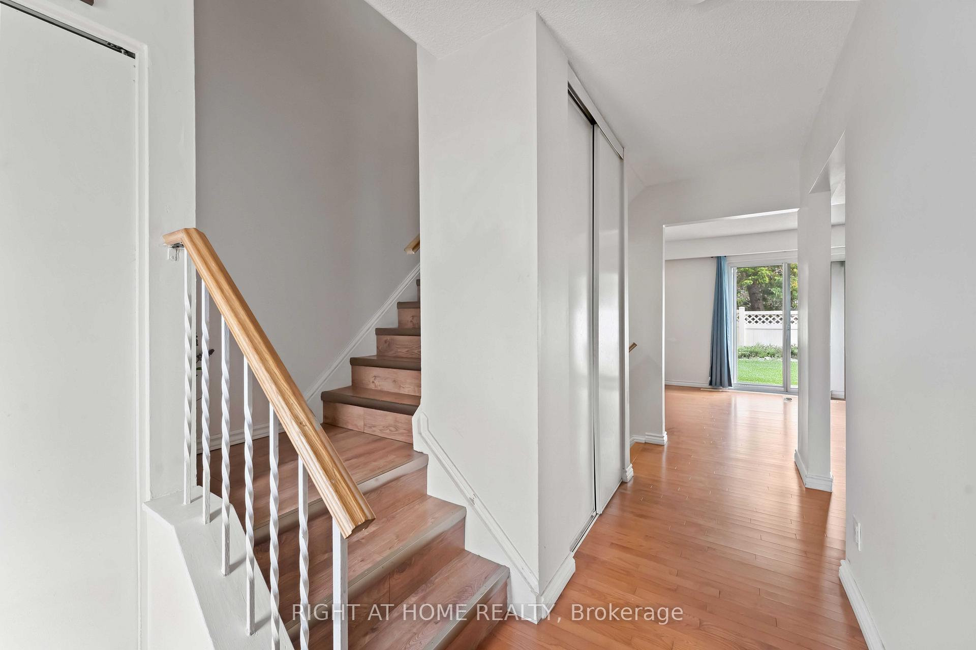 Photo 3 of Unit 21, 5 Hadley Circle, Ottawa, Bells Corners — HOMEH