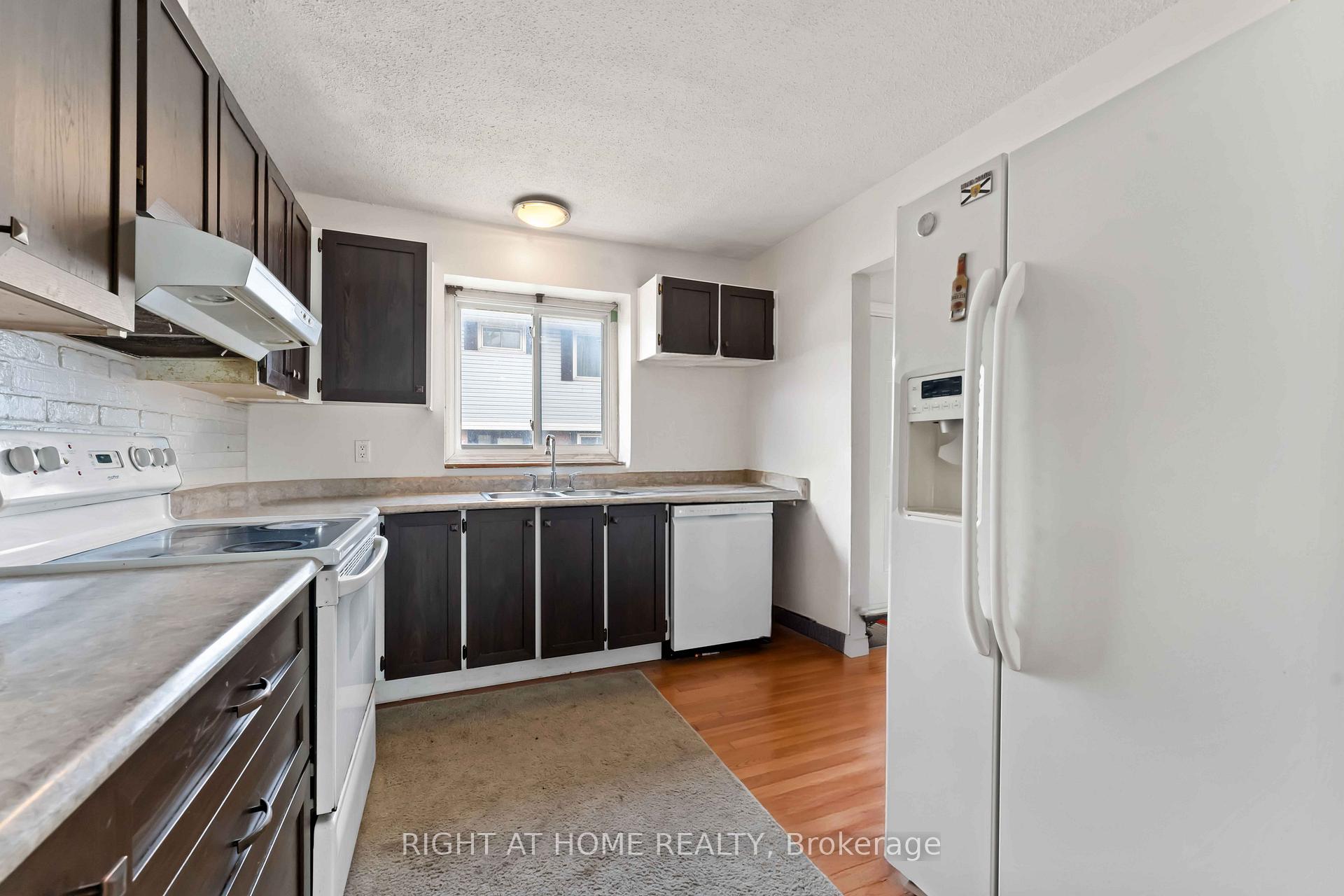 Photo 5 of Unit 21, 5 Hadley Circle, Ottawa, Bells Corners — HOMEH