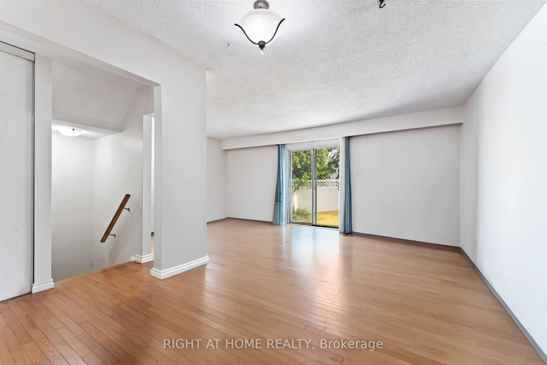 Photo 6 of Unit 21, 5 Hadley Circle, Ottawa, Bells Corners — HOMEH