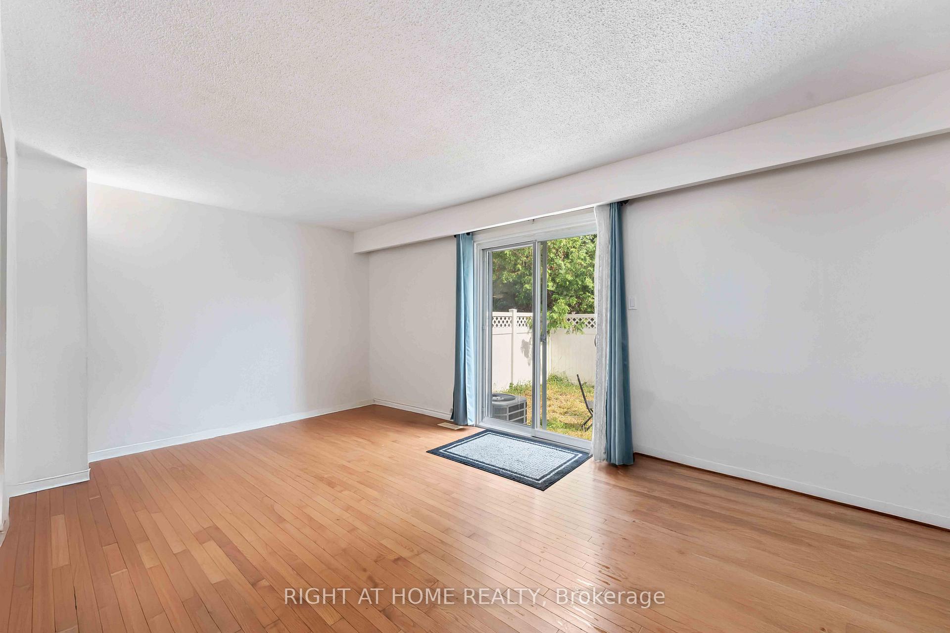 Photo 8 of Unit 21, 5 Hadley Circle, Ottawa, Bells Corners — HOMEH