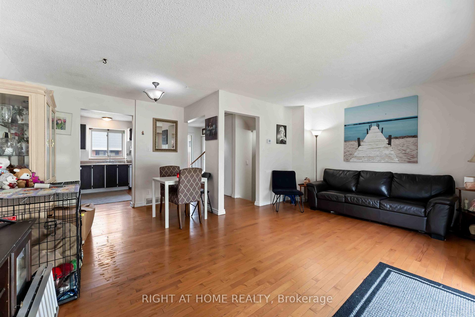 Photo 9 of Unit 21, 5 Hadley Circle, Ottawa, Bells Corners — HOMEH