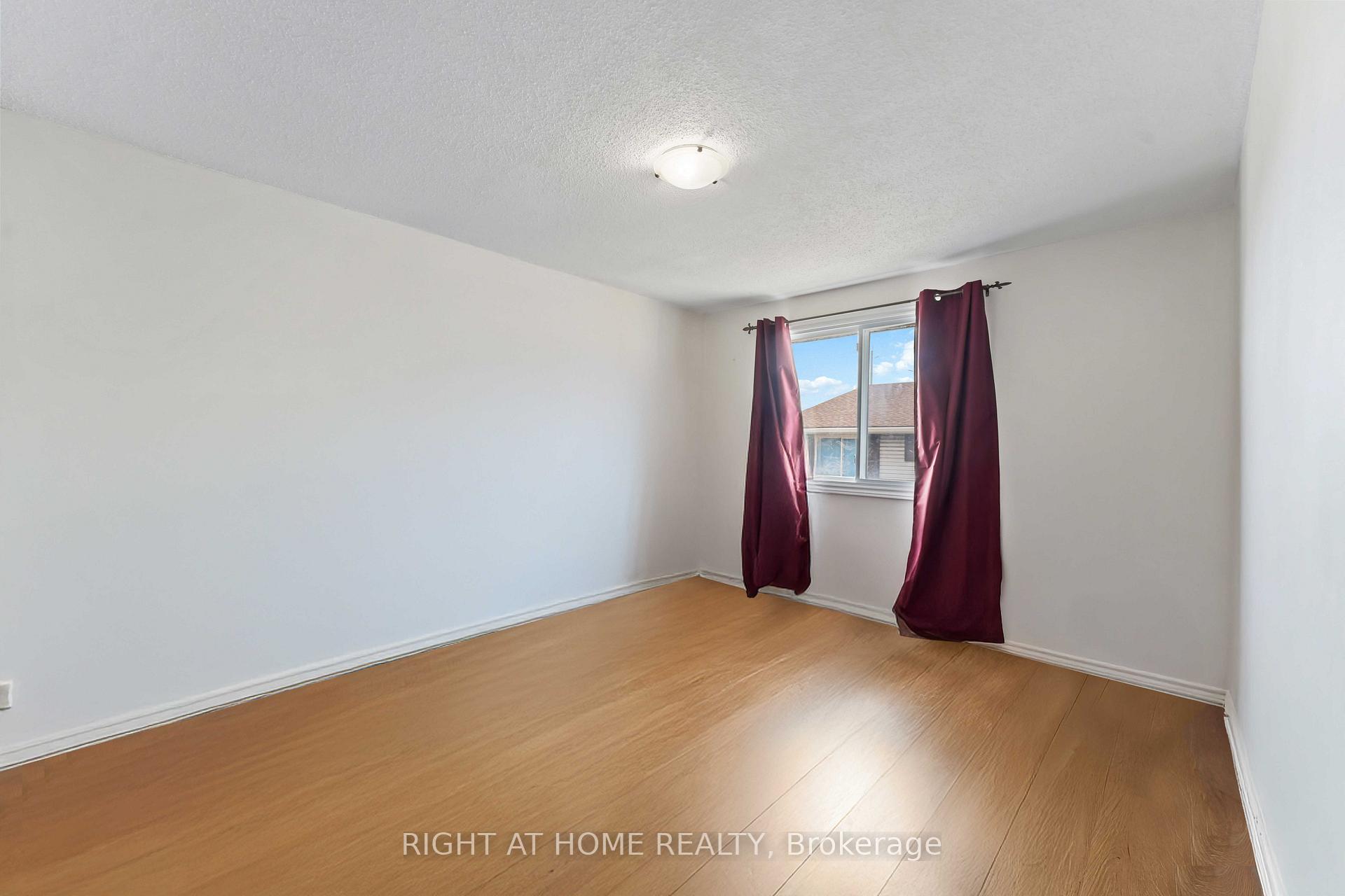 Photo 10 of Unit 21, 5 Hadley Circle, Ottawa, Bells Corners — HOMEH