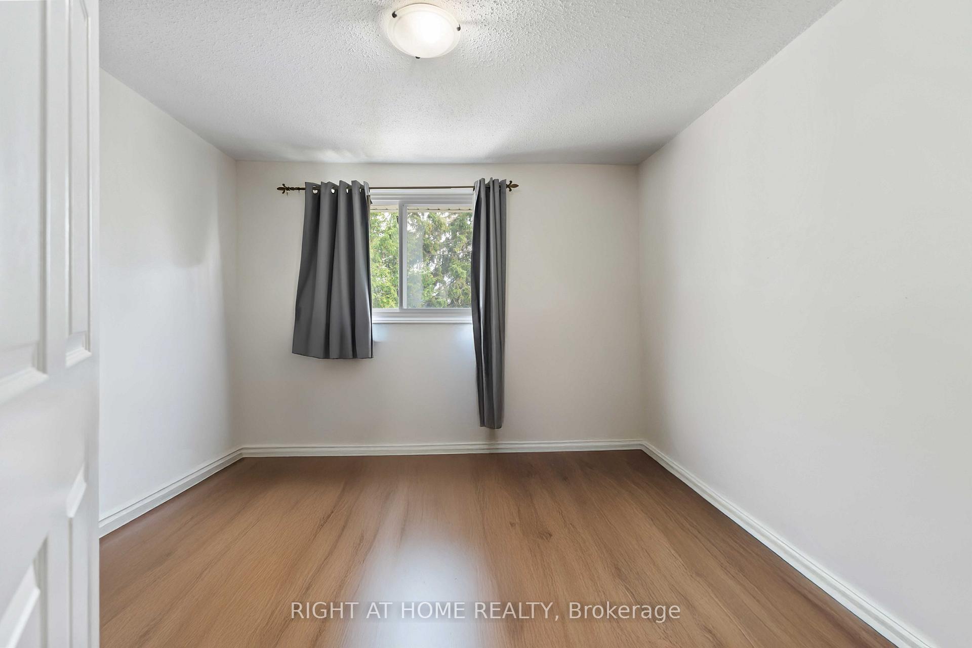 Photo 12 of Unit 21, 5 Hadley Circle, Ottawa, Bells Corners — HOMEH