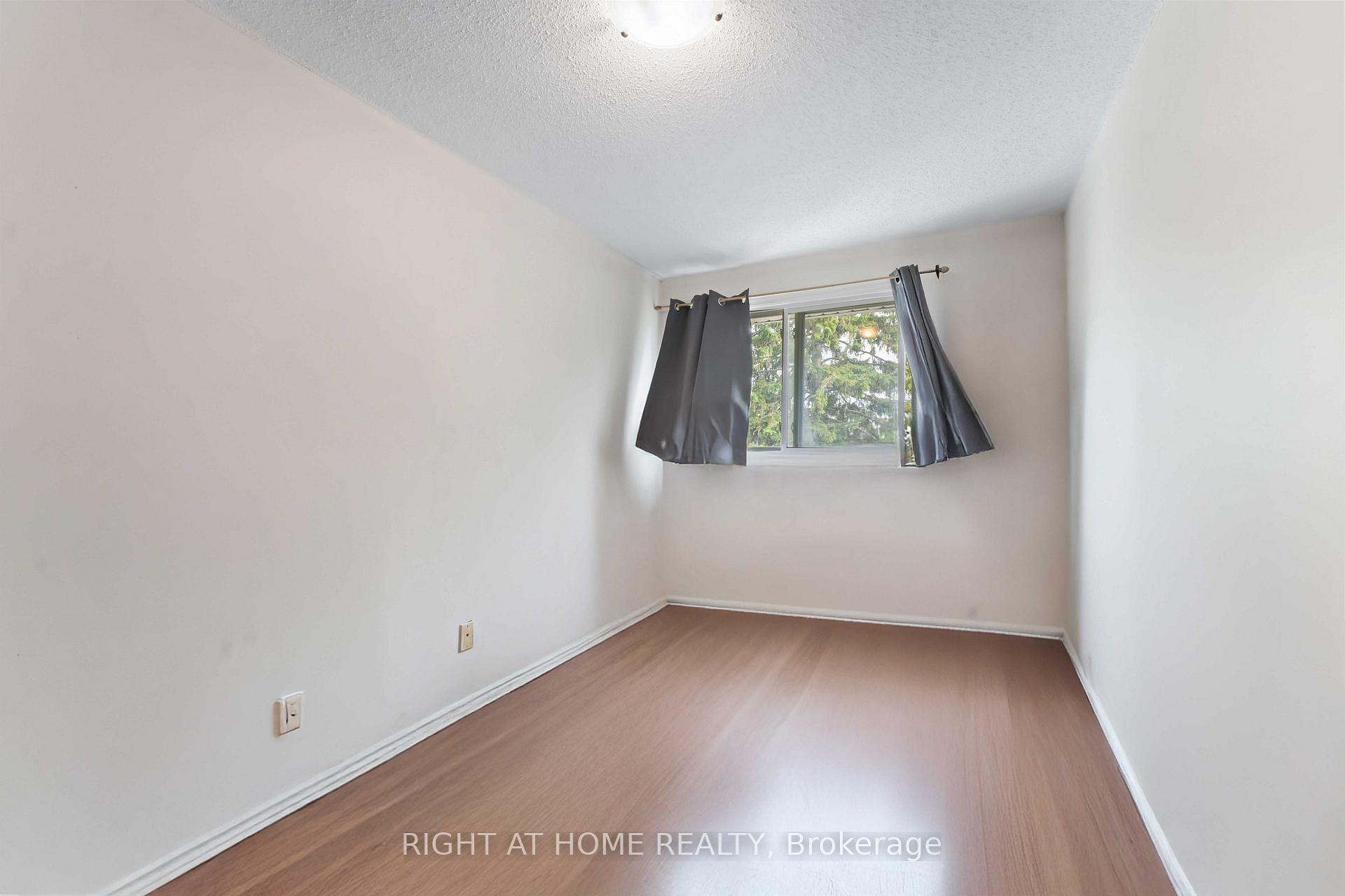 Photo 14 of Unit 21, 5 Hadley Circle, Ottawa, Bells Corners — HOMEH
