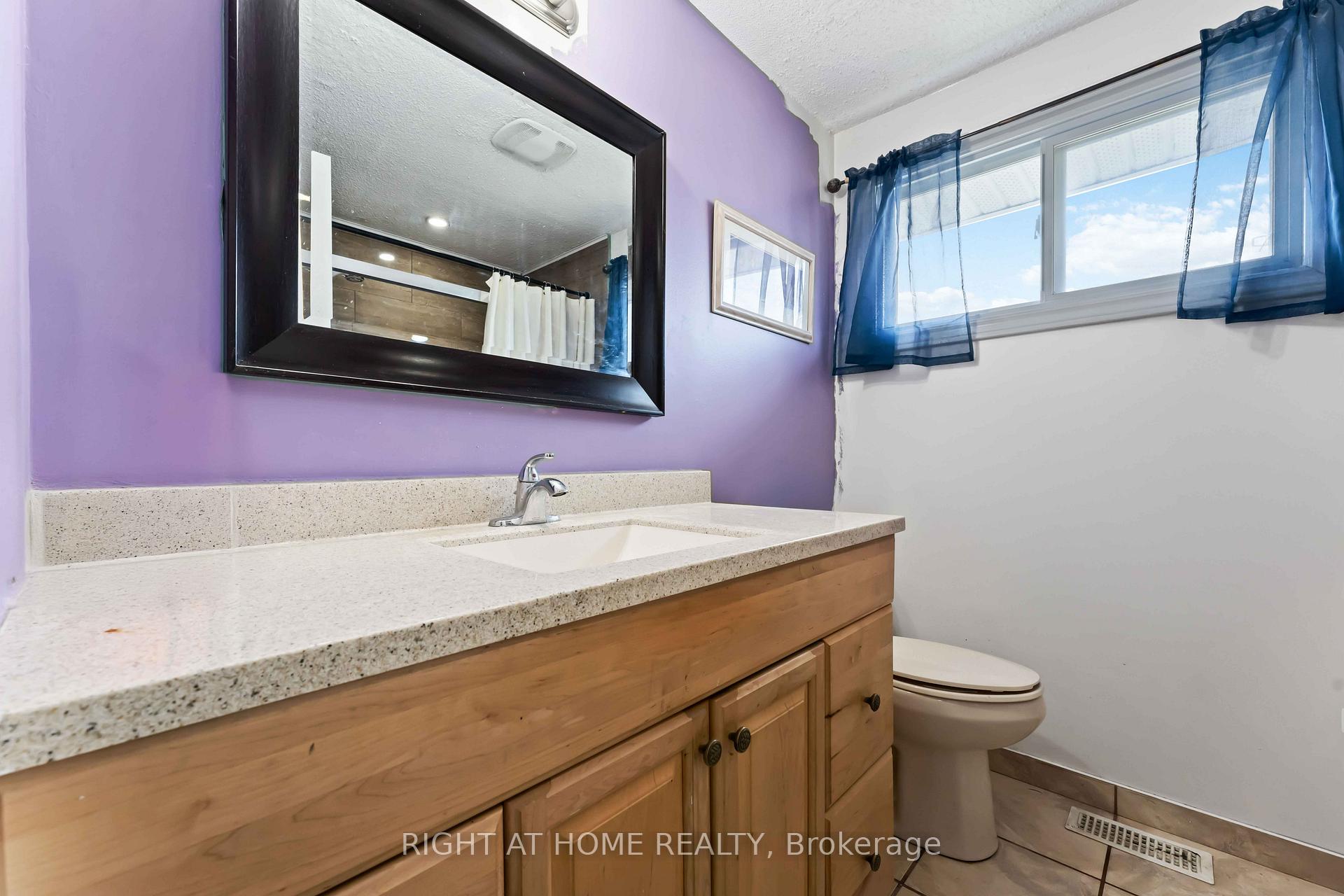 Photo 15 of Unit 21, 5 Hadley Circle, Ottawa, Bells Corners — HOMEH