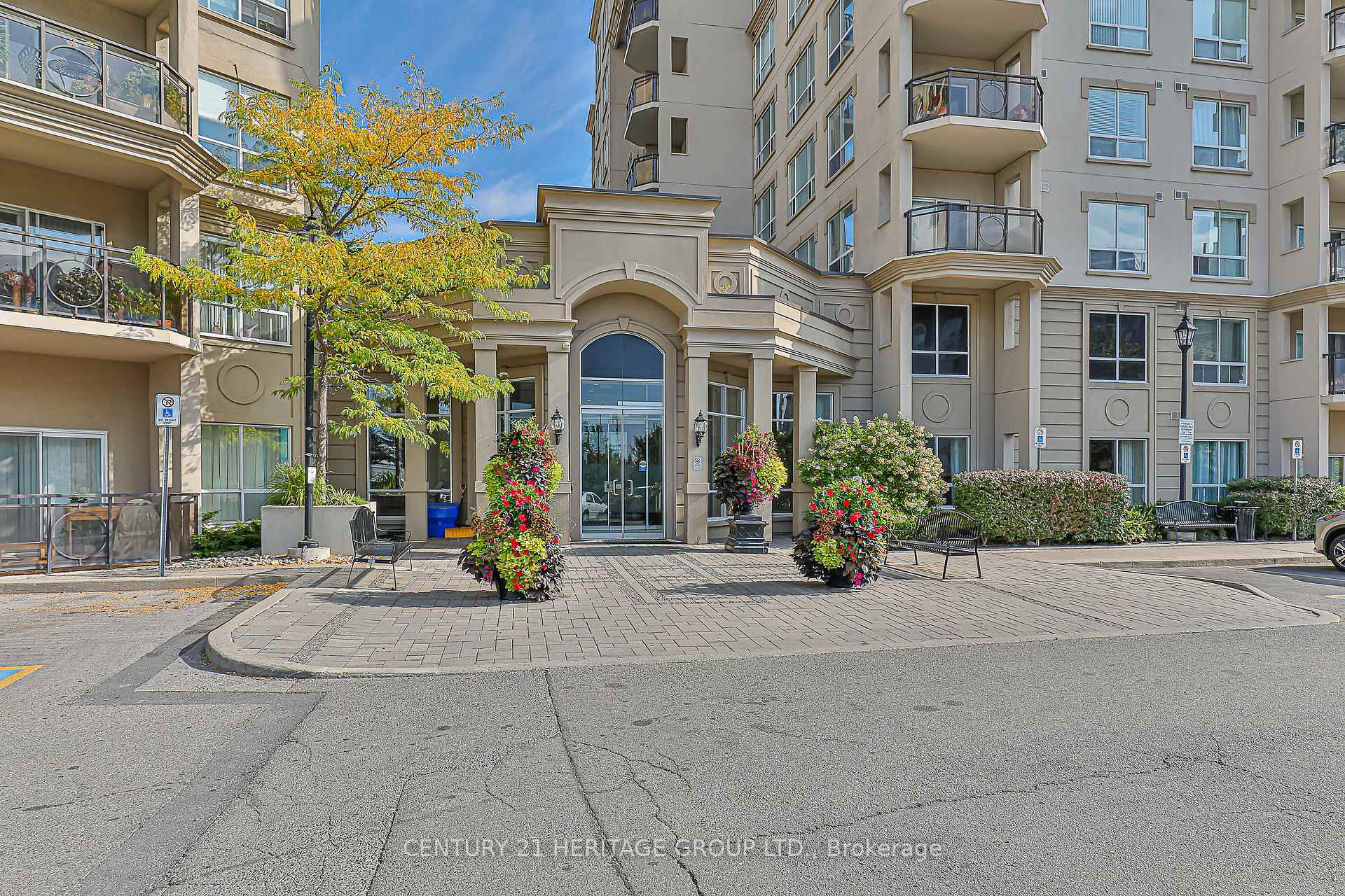 Photo 2 of Unit 414, 2 Maison Parc Court, Vaughan, Lakeview Estates — HOMEH