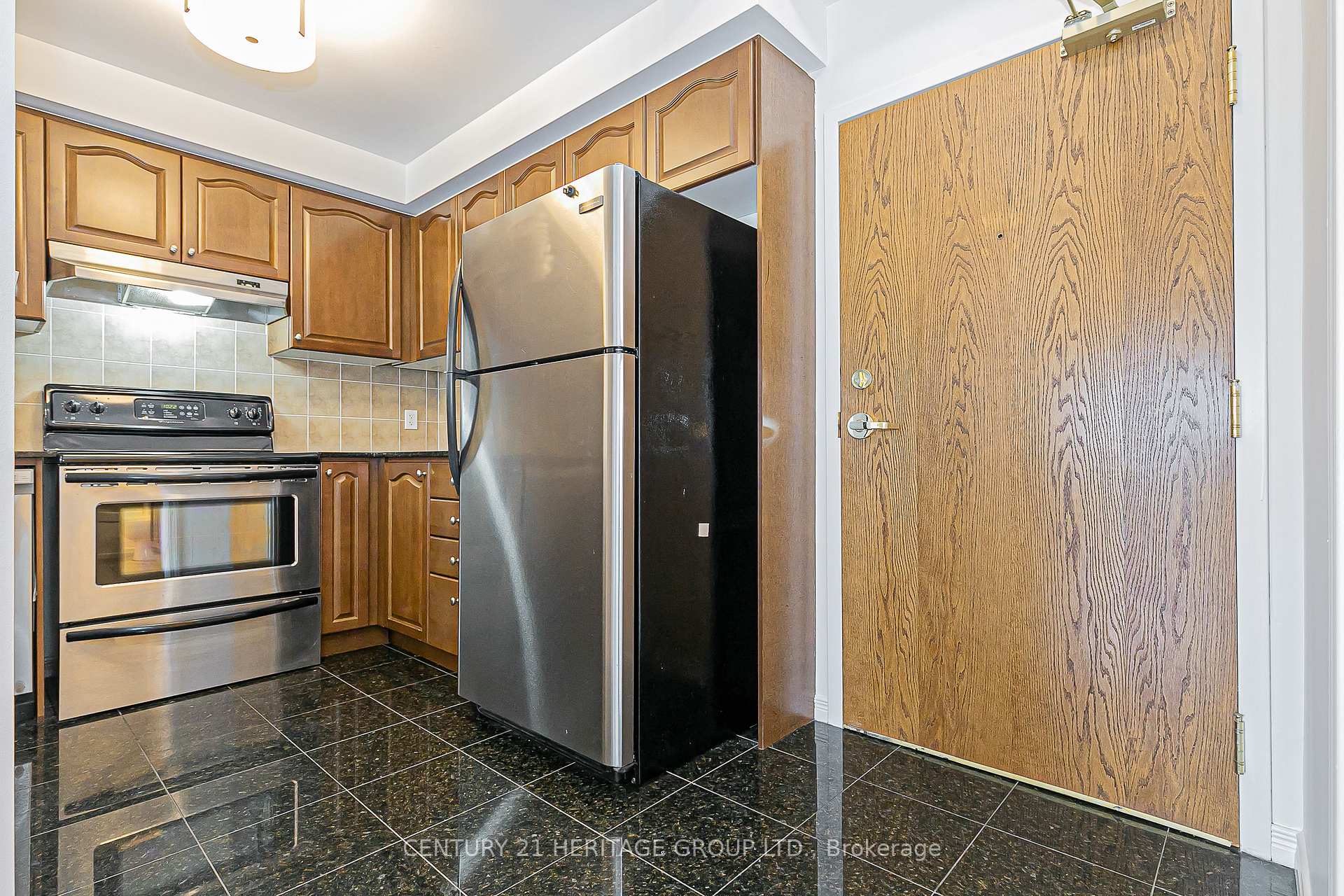 Photo 6 of Unit 414, 2 Maison Parc Court, Vaughan, Lakeview Estates — HOMEH
