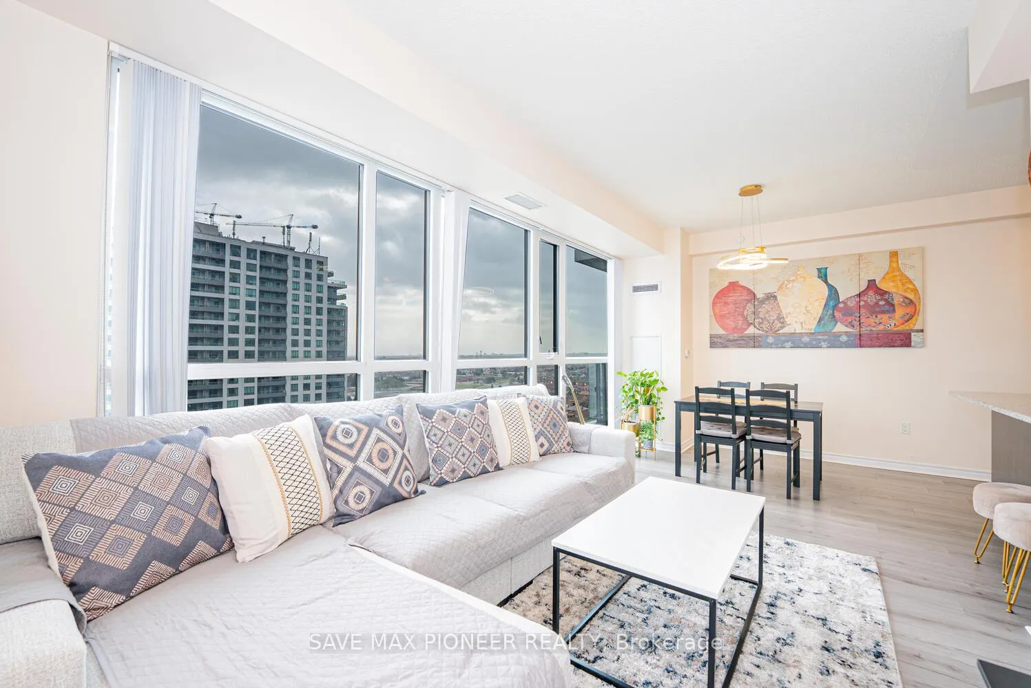 Front of Unit 1606, 349 Rathburn Road W