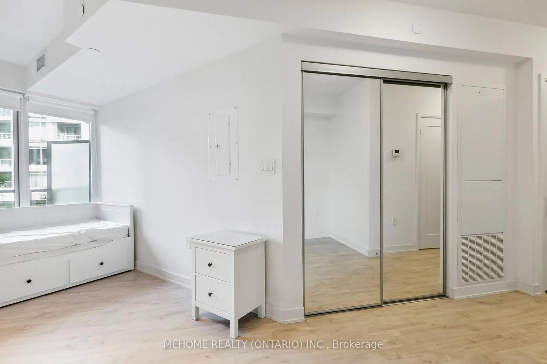 Photo 12 of Unit 301W, 27 Bathurst Street, Toronto, Waterfront Communities — HOMEH