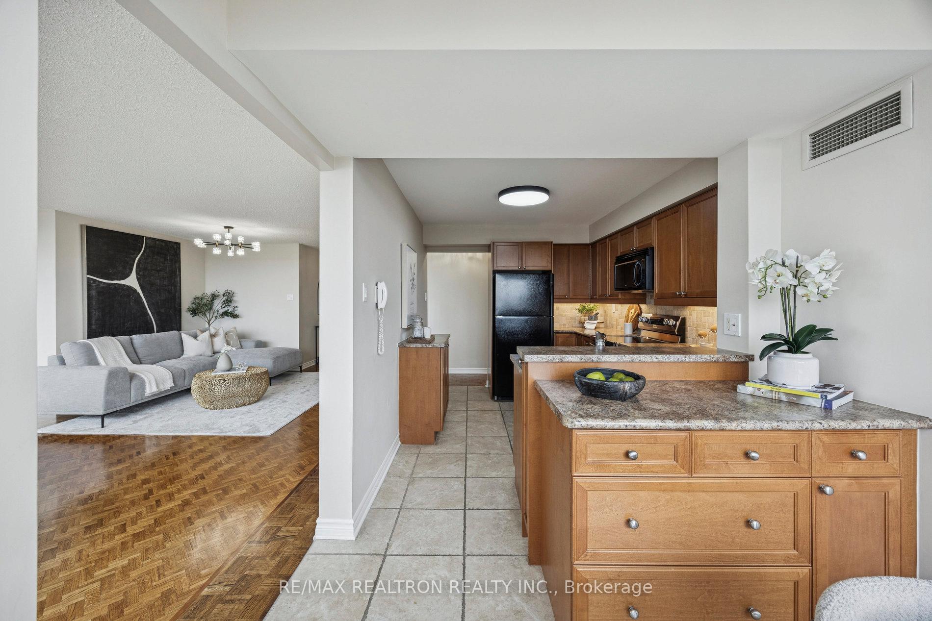 Photo 17 of Unit 801, 7300 Yonge Street, Vaughan, Crestwood-Springfarm-Yorkhill — HOMEH