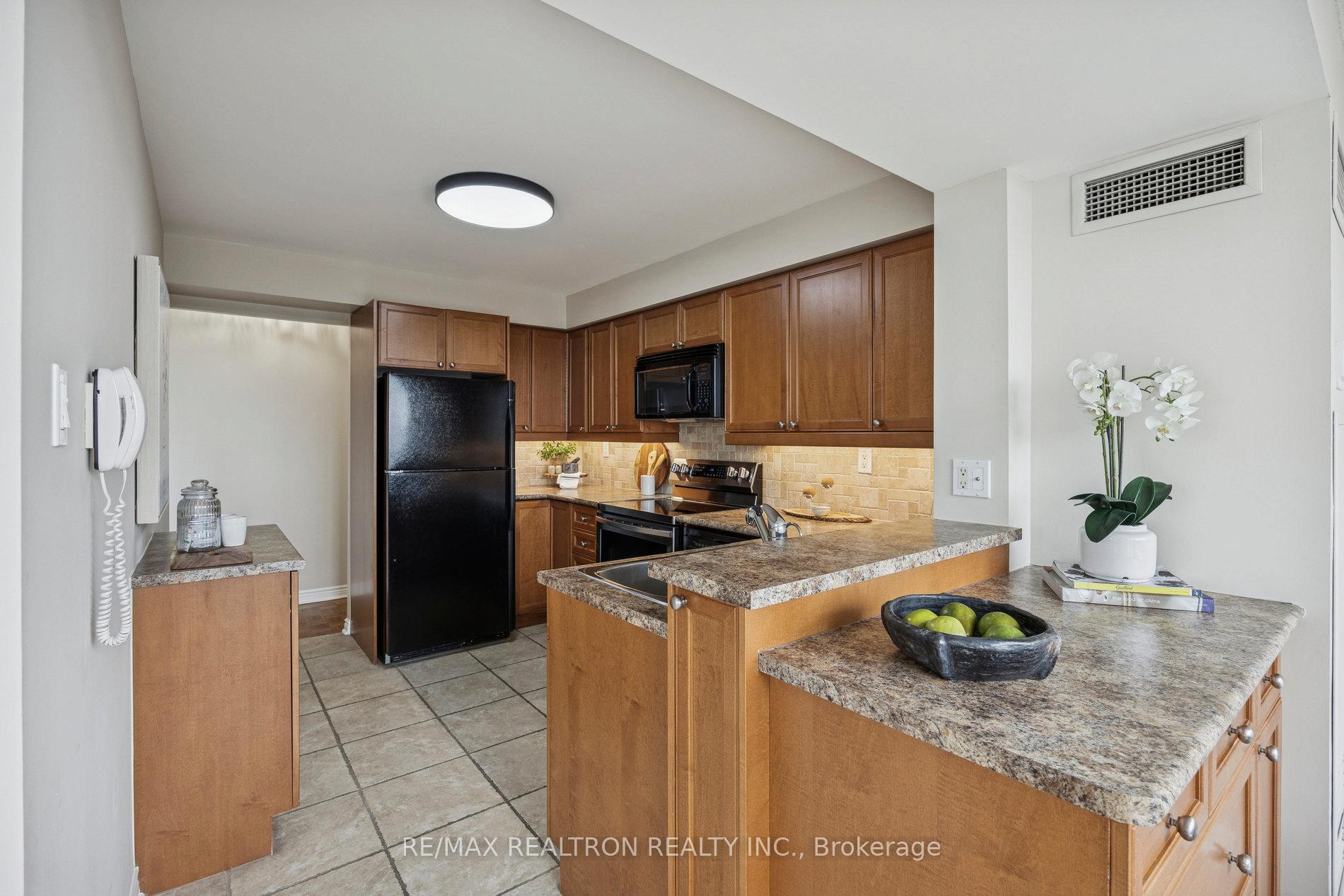 Photo 18 of Unit 801, 7300 Yonge Street, Vaughan, Crestwood-Springfarm-Yorkhill — HOMEH