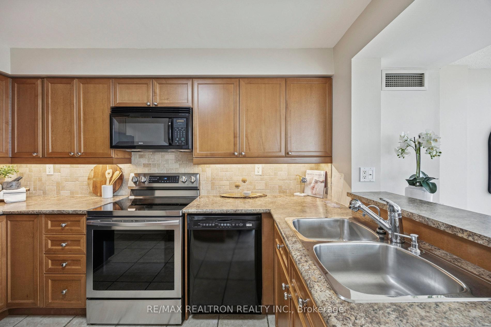 Photo 20 of Unit 801, 7300 Yonge Street, Vaughan, Crestwood-Springfarm-Yorkhill — HOMEH