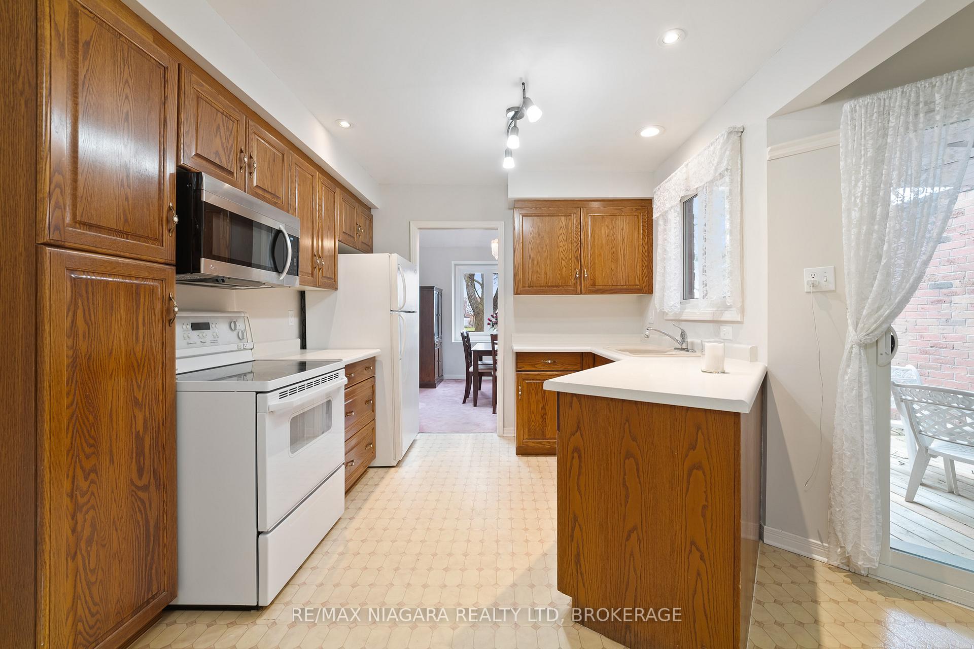Photo 6 of Unit 2, 10 Elderwood Drive, St. Catharines, Grapeview — HOMEH