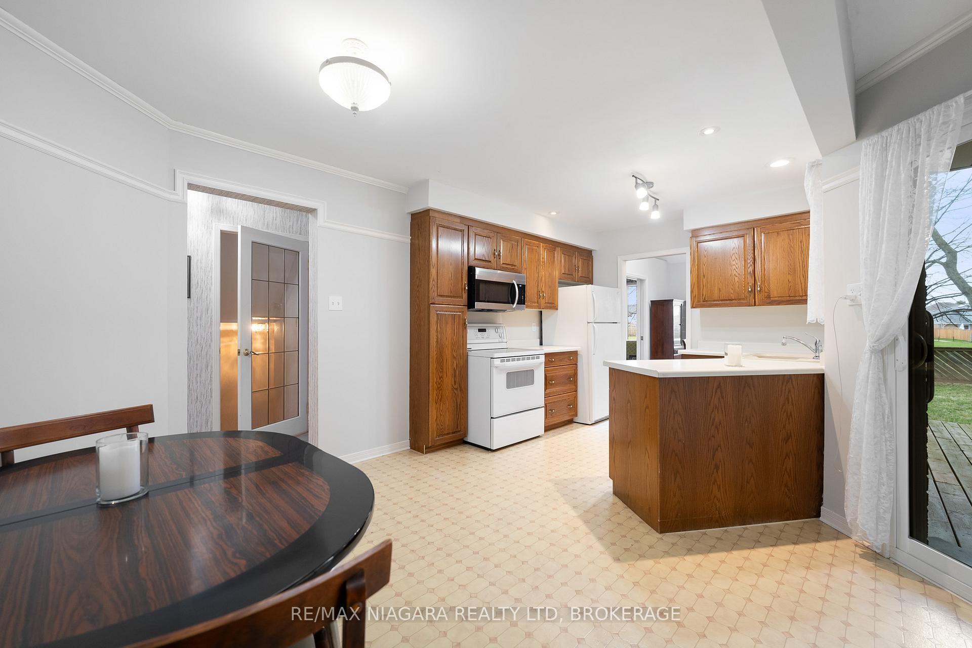 Photo 7 of Unit 2, 10 Elderwood Drive, St. Catharines, Grapeview — HOMEH