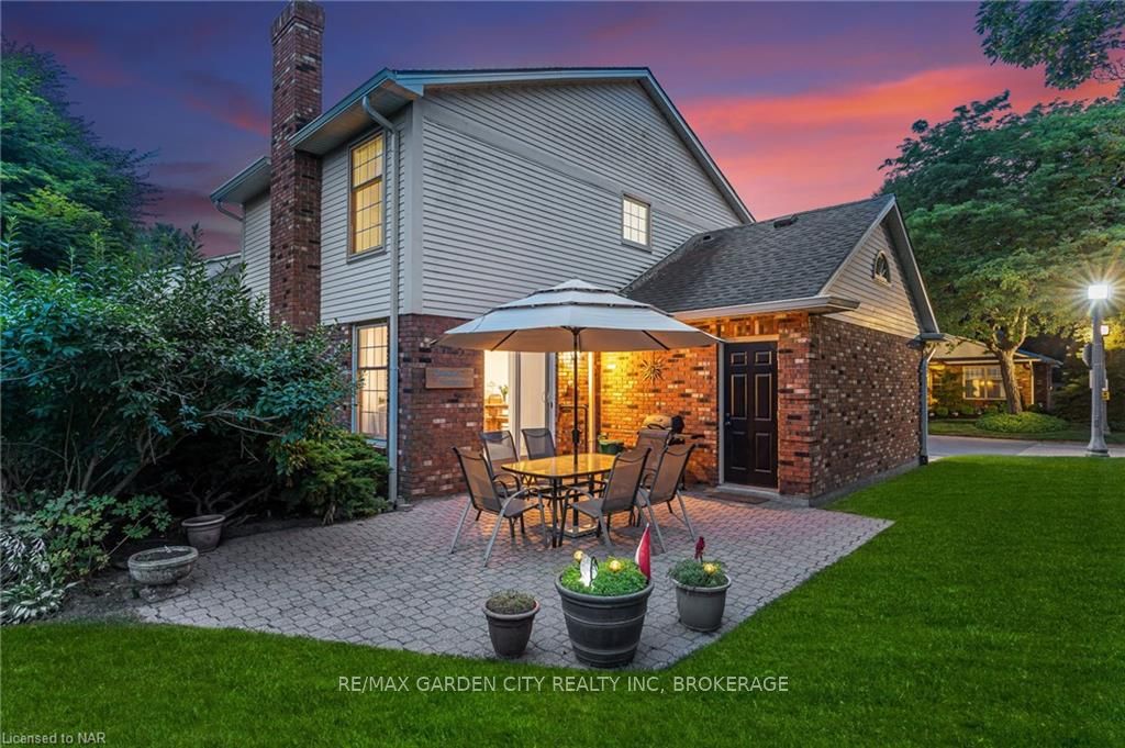 Photo 2 of Unit 1, 5 Carn Castle Gate, St. Catharines, Lakeshore — HOMEH