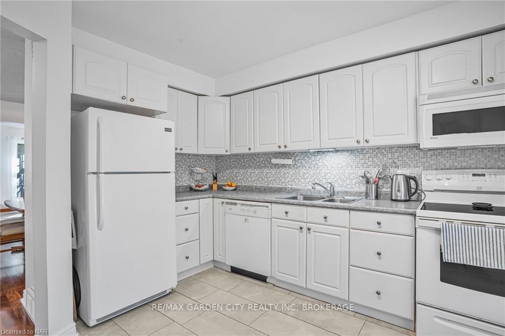 Photo 4 of Unit 1, 5 Carn Castle Gate, St. Catharines, Lakeshore — HOMEH