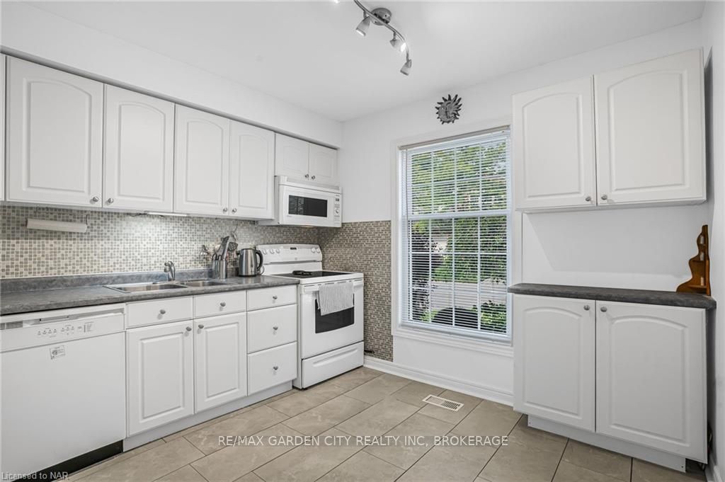 Photo 5 of Unit 1, 5 Carn Castle Gate, St. Catharines, Lakeshore — HOMEH
