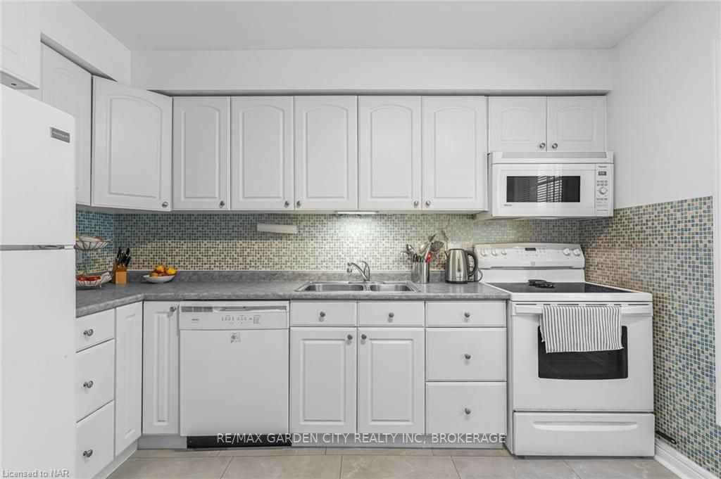 Photo 6 of Unit 1, 5 Carn Castle Gate, St. Catharines, Lakeshore — HOMEH