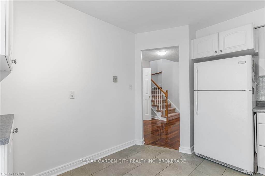 Photo 7 of Unit 1, 5 Carn Castle Gate, St. Catharines, Lakeshore — HOMEH