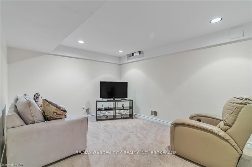 Photo 32 of Unit 1, 5 Carn Castle Gate, St. Catharines, Lakeshore — HOMEH