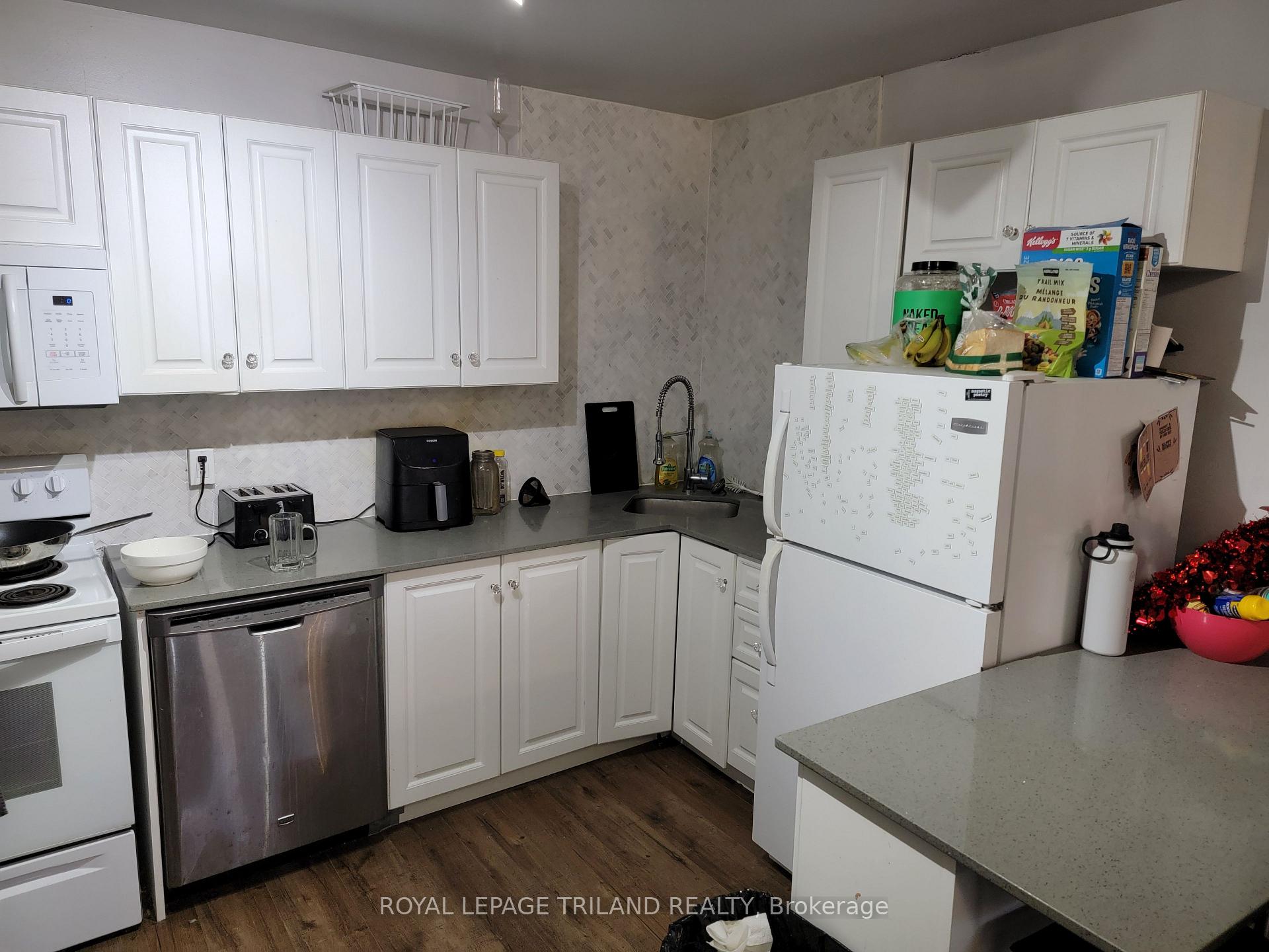 Photo 3 of Unit 4, 109 Westmount Road N, Waterloo, Beechwood — HOMEH
