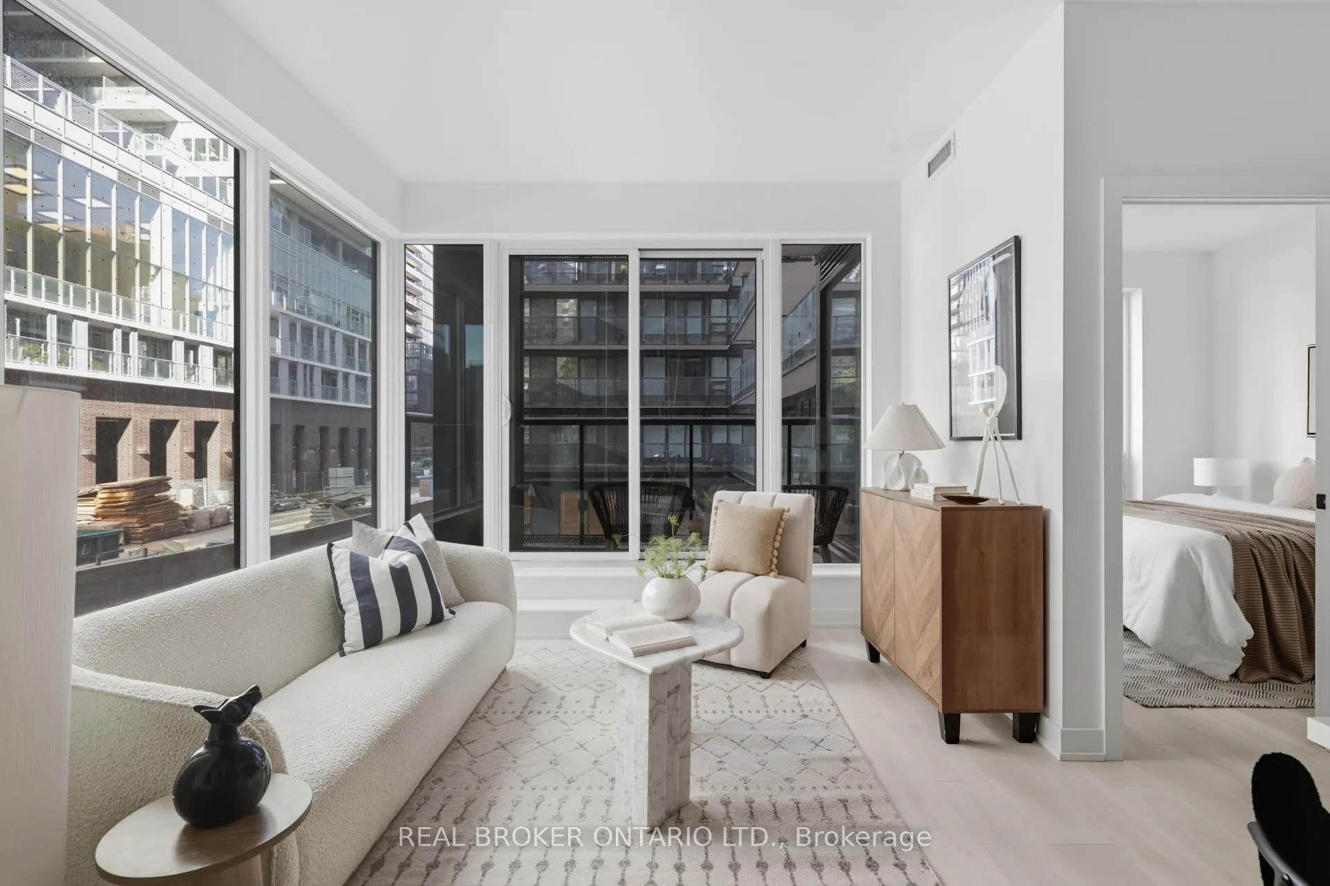Photo 2 of Unit 207, 127 Broadway Avenue, Toronto, Mount Pleasant West — HOMEH