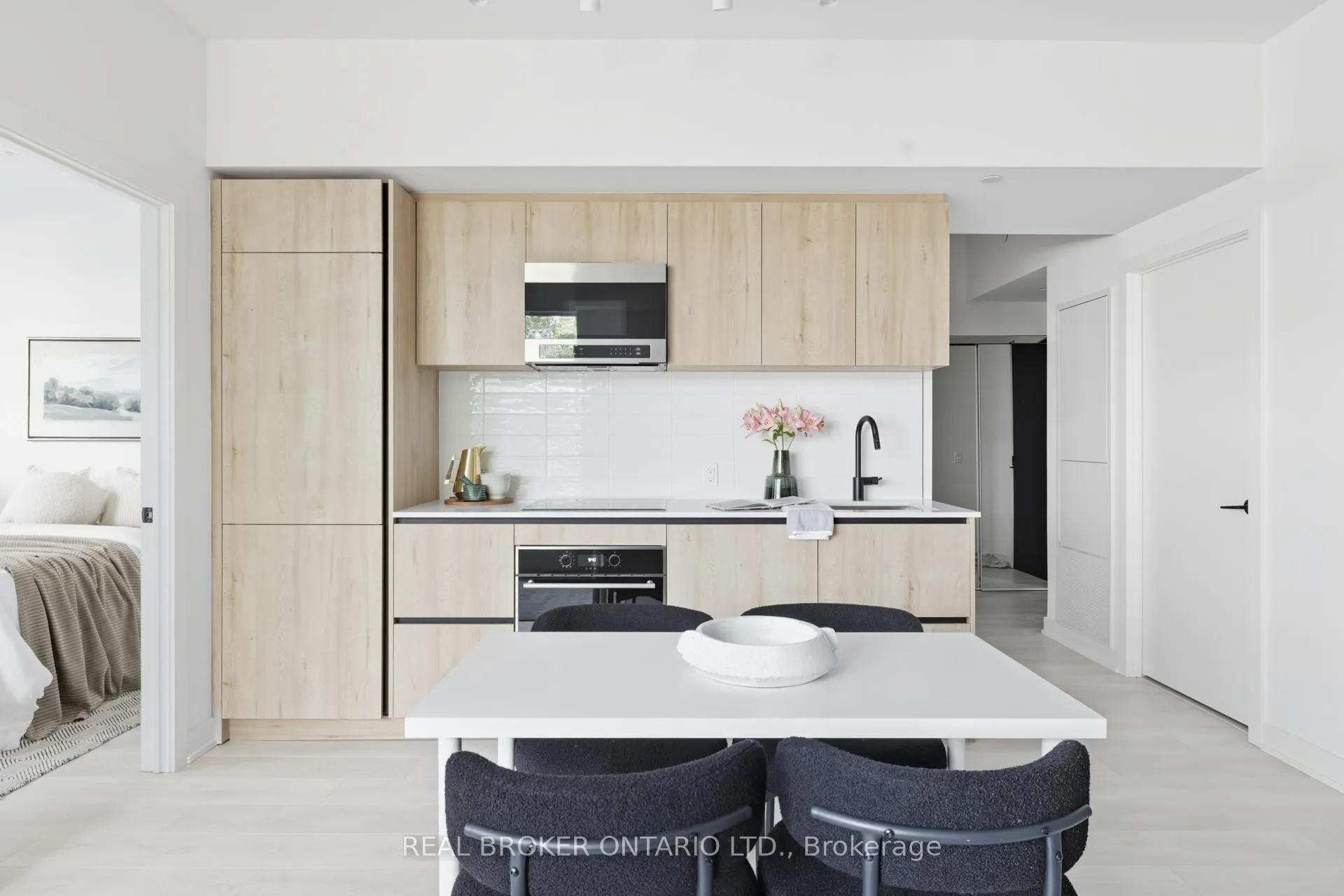 Photo 5 of Unit 207, 127 Broadway Avenue, Toronto, Mount Pleasant West — HOMEH