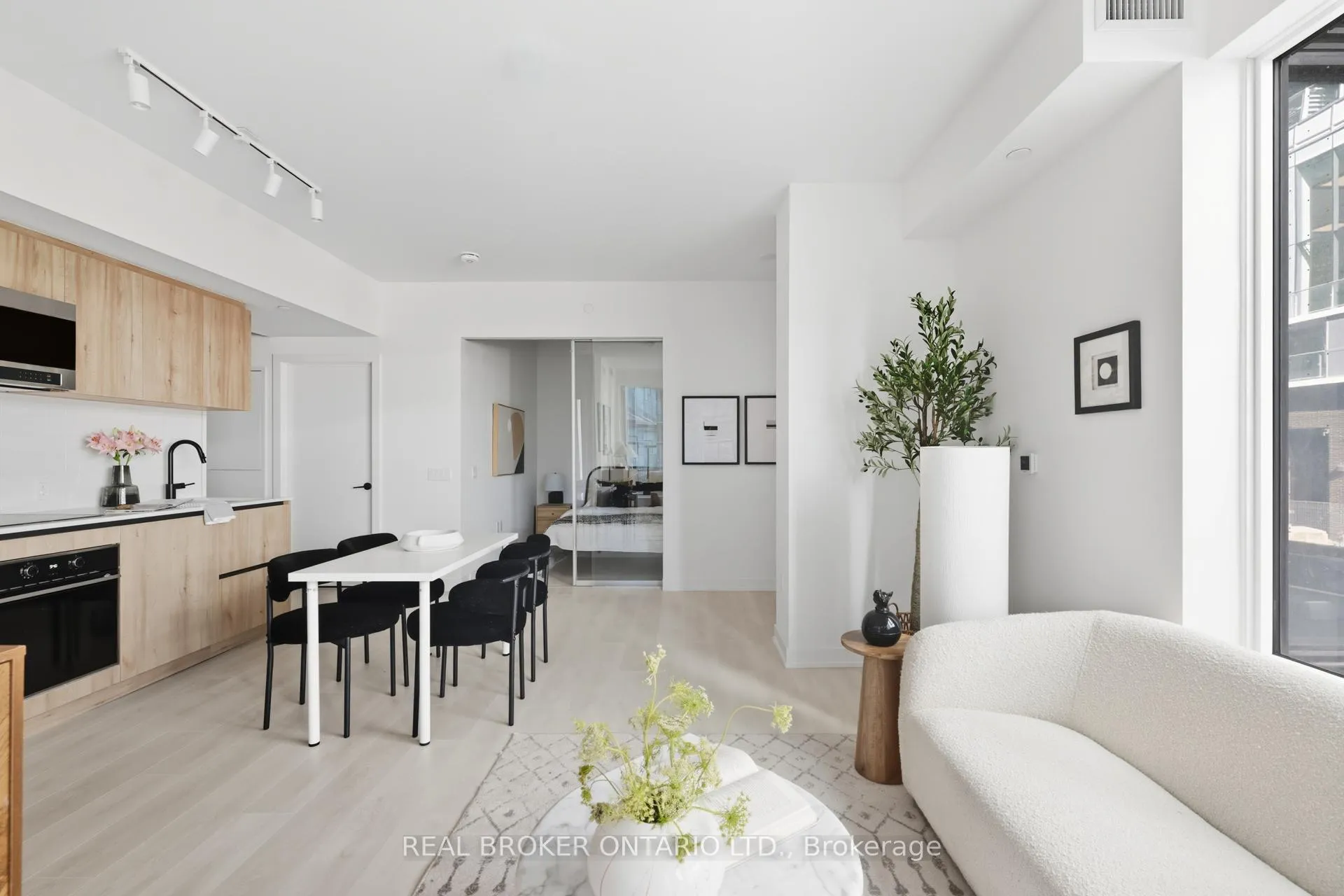 Photo 6 of Unit 207, 127 Broadway Avenue, Toronto, Mount Pleasant West — HOMEH