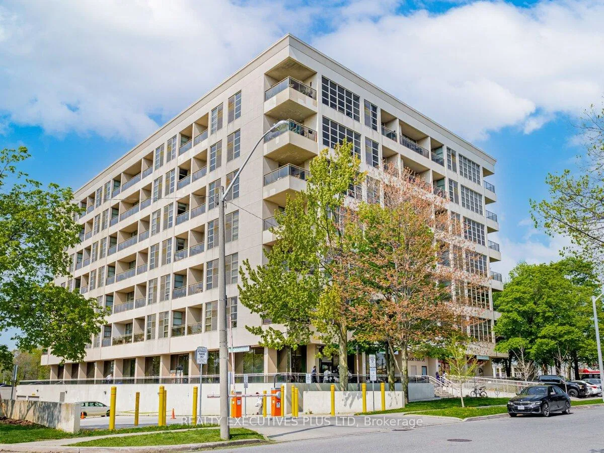 Front of Unit 709, 1 Leaside Park Drive