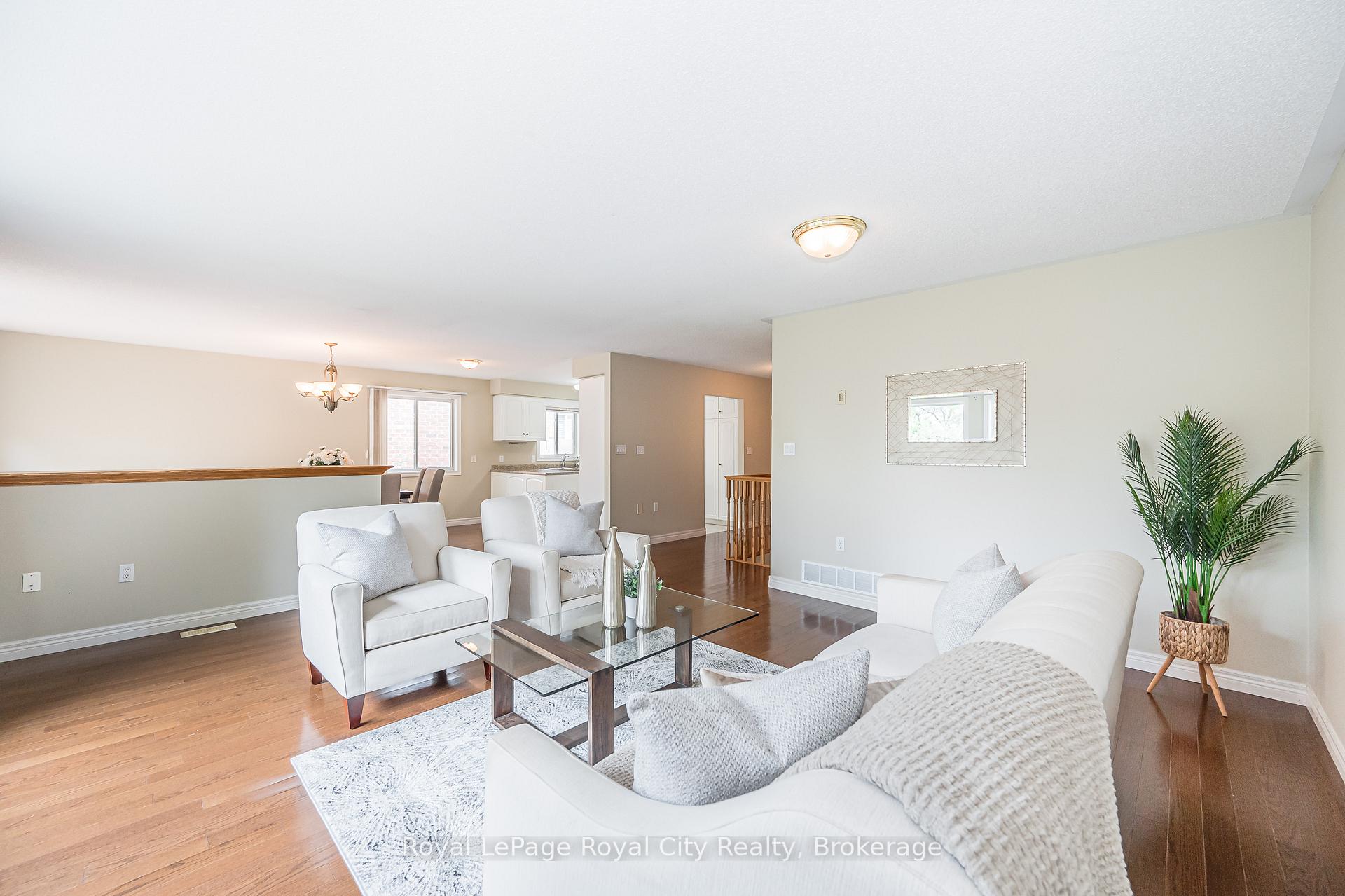 Photo 11 of 24 Beechlawn Boulevard, Guelph, Village By The Arboretum — HOMEH