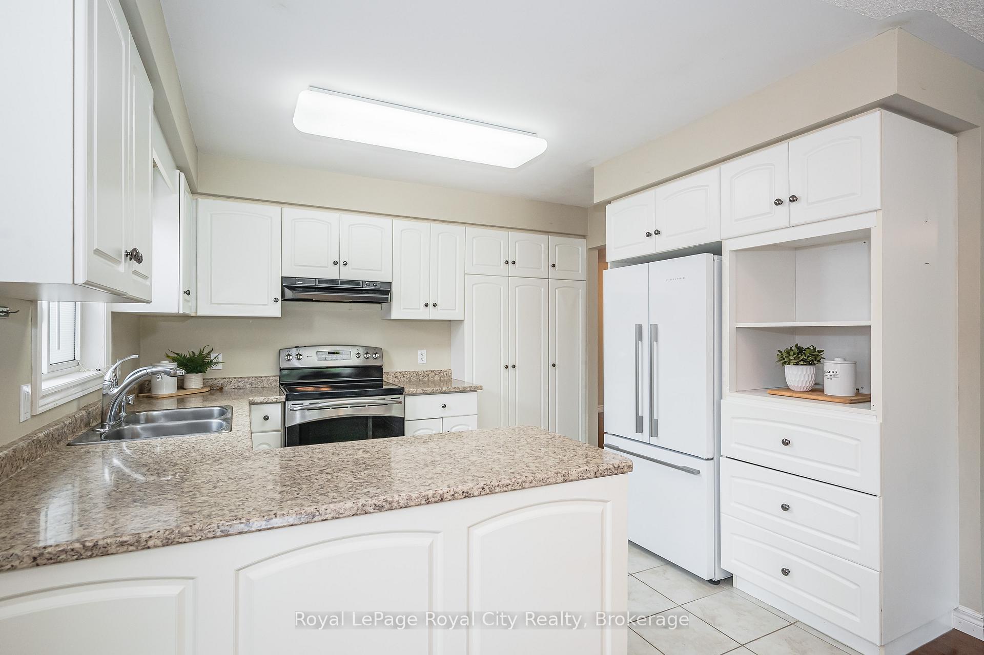 Photo 17 of 24 Beechlawn Boulevard, Guelph, Village By The Arboretum — HOMEH