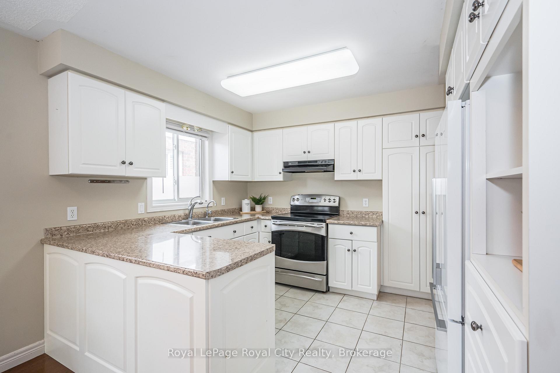 Photo 18 of 24 Beechlawn Boulevard, Guelph, Village By The Arboretum — HOMEH