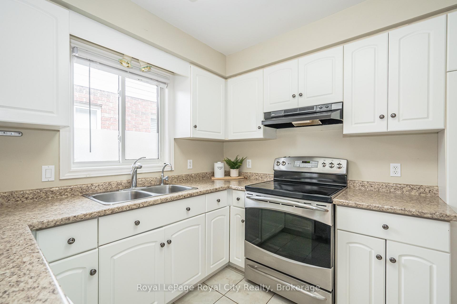 Photo 20 of 24 Beechlawn Boulevard, Guelph, Village By The Arboretum — HOMEH