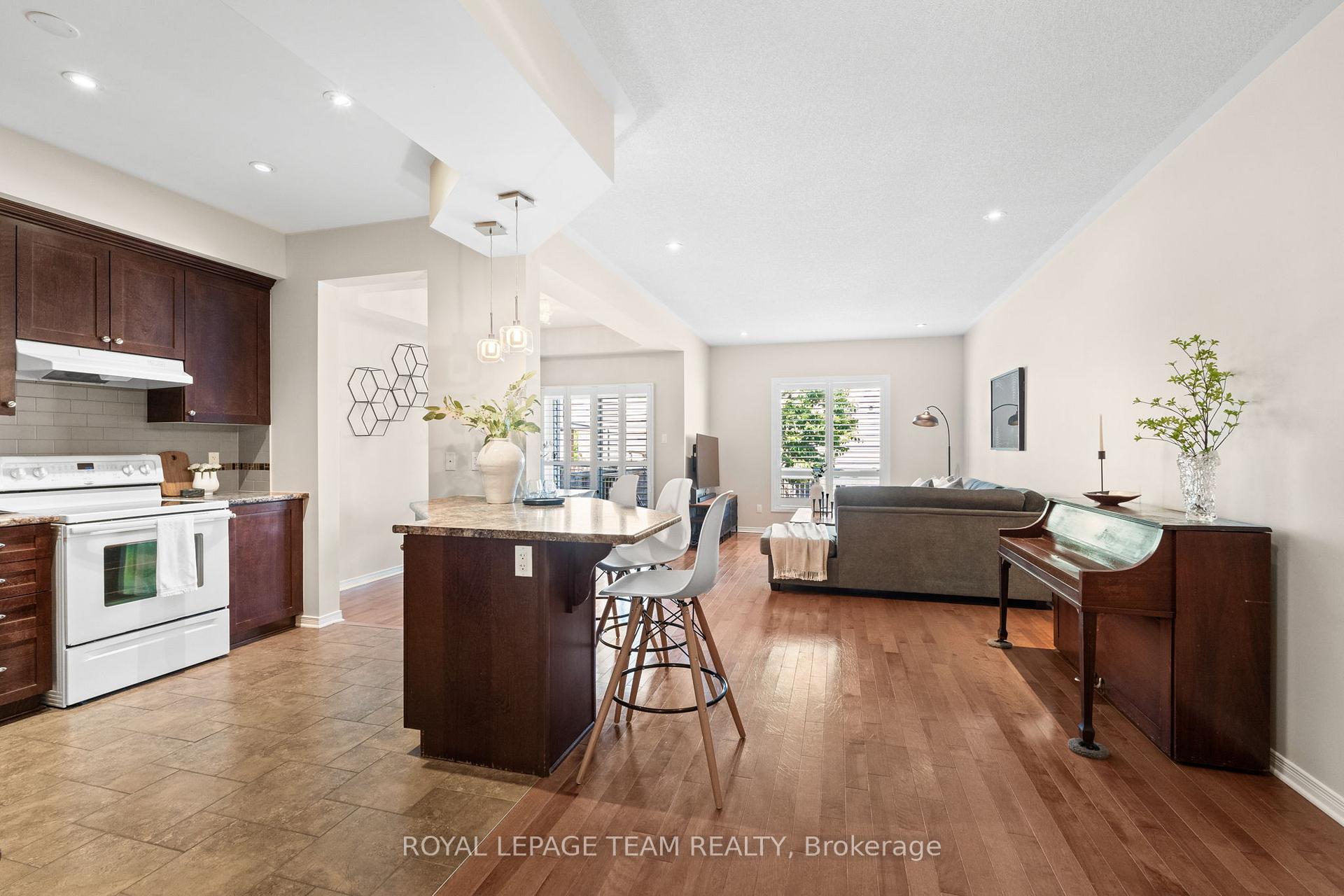Photo 4 of 915 Torovin Private, Ottawa, Pineview — HOMEH