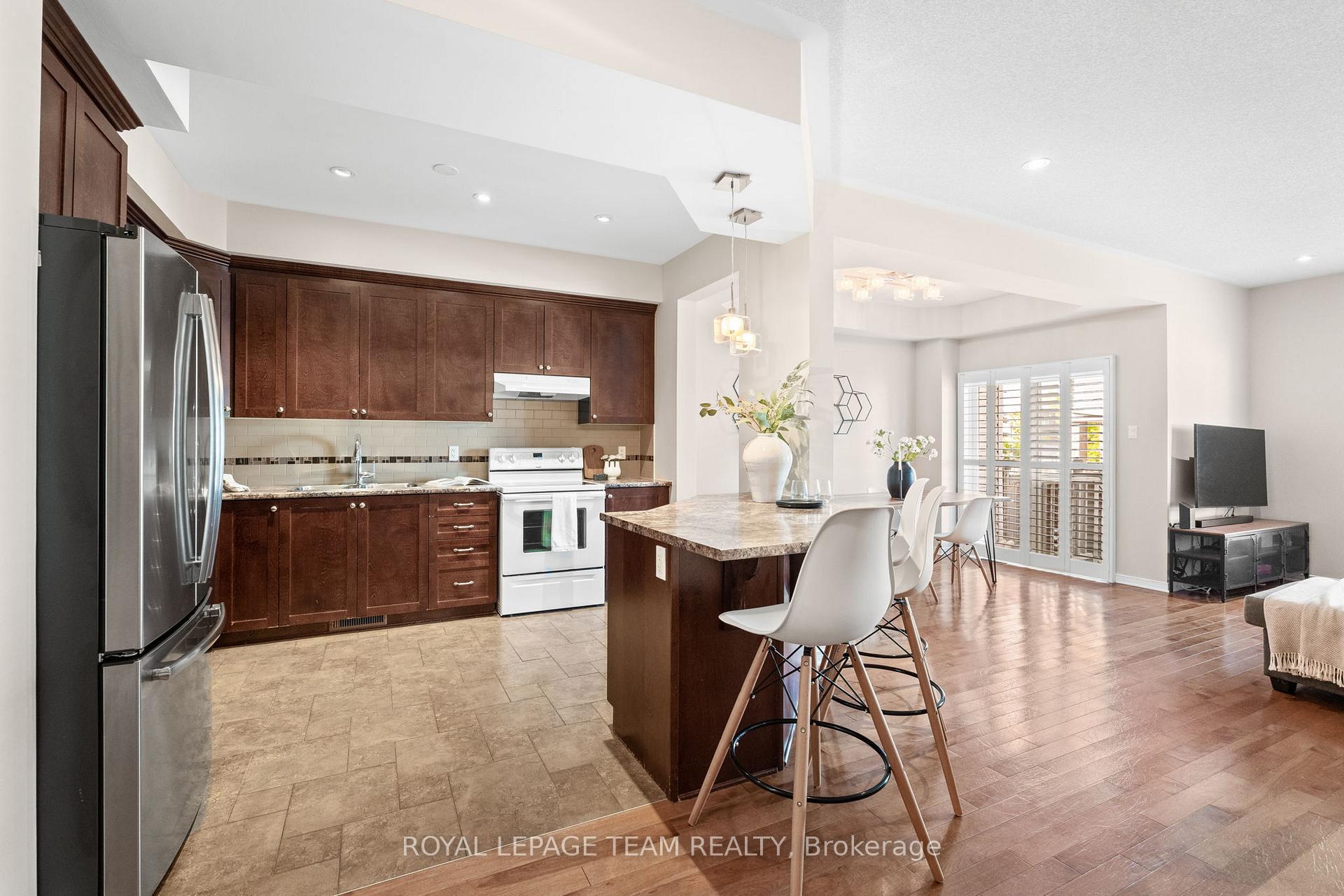 Photo 18 of 915 Torovin Private, Ottawa, Pineview — HOMEH